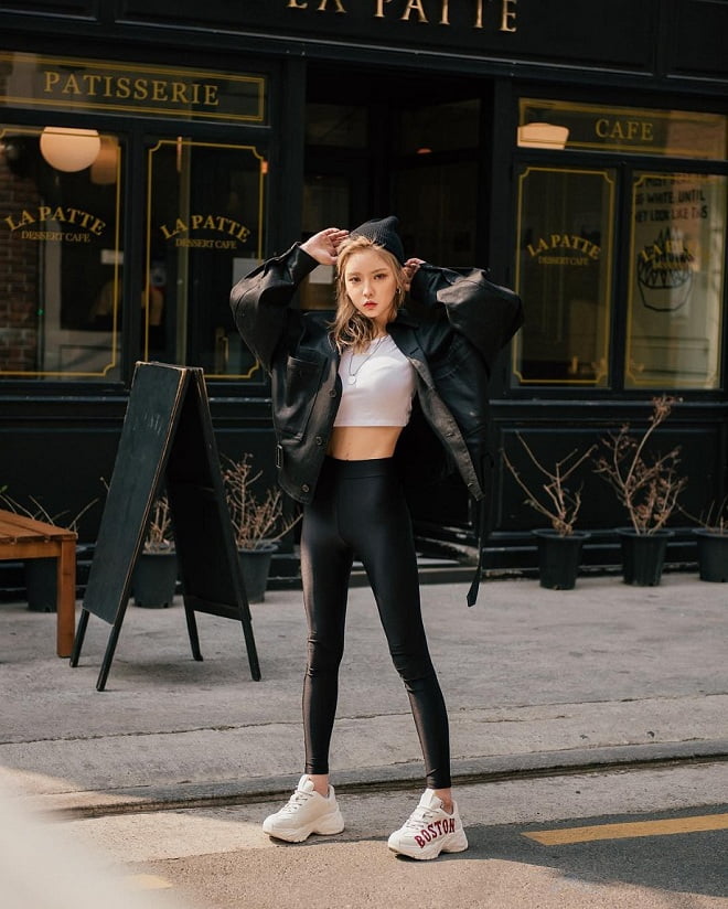 phối đồ croptop với giày mlb