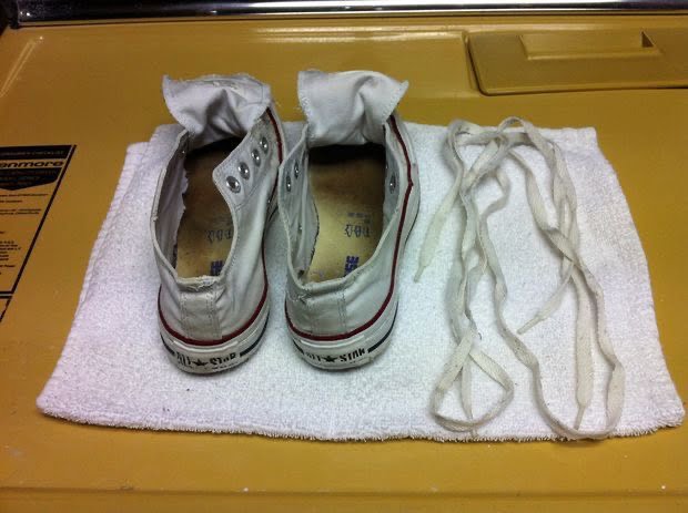 Quy trình giặt giày converse tháo dây giày