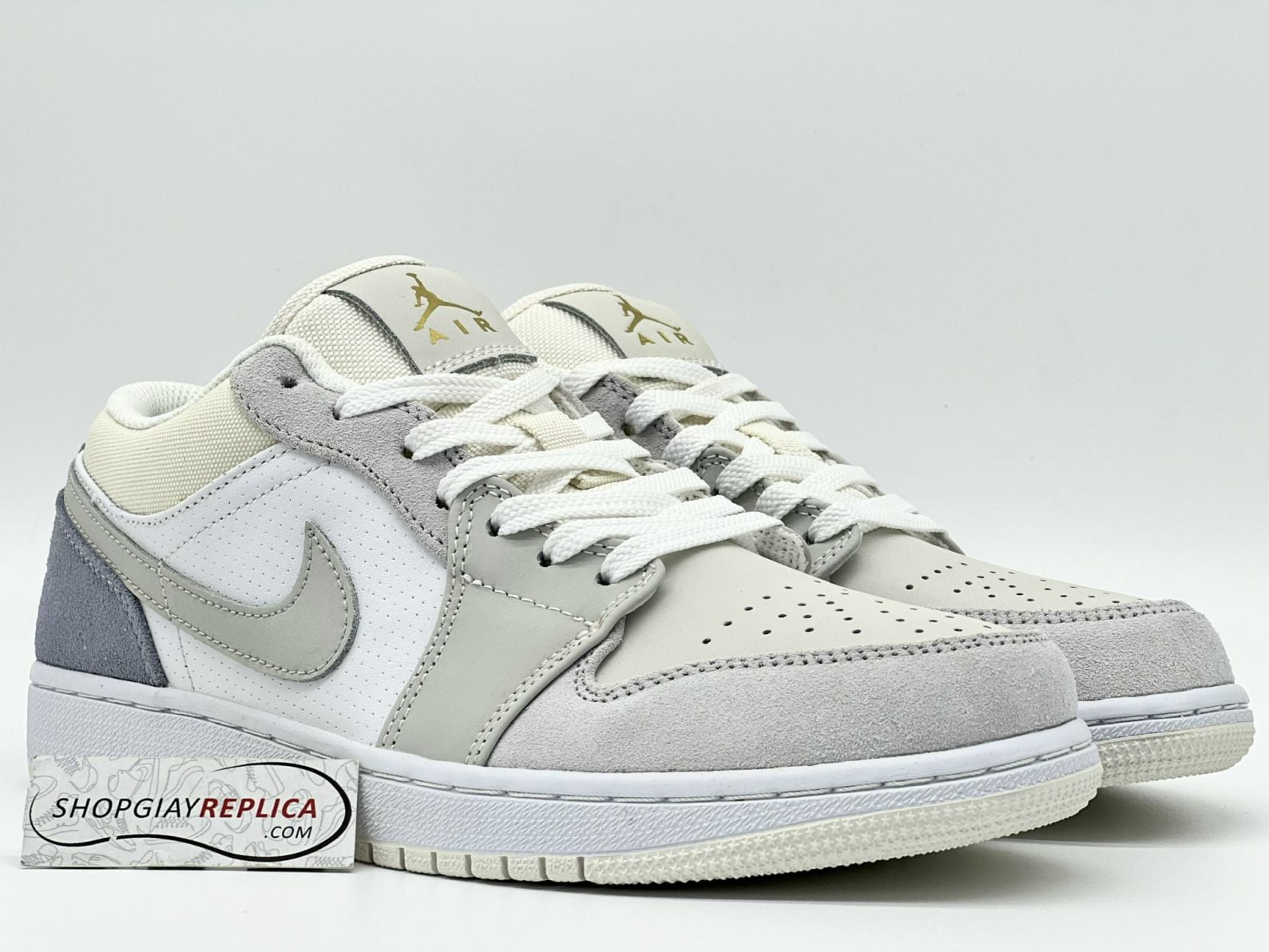 Dấu Swings được in dập chìm 3D tại gót giày air jordan 1 low paris chuẩn rep 1:1