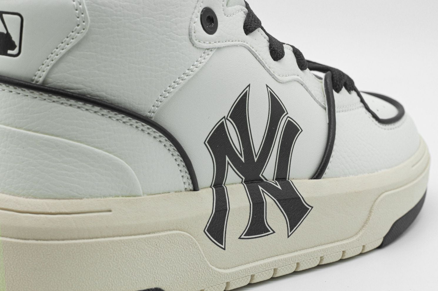 Giày MLB Chunky Liner High New York Yankees White Black