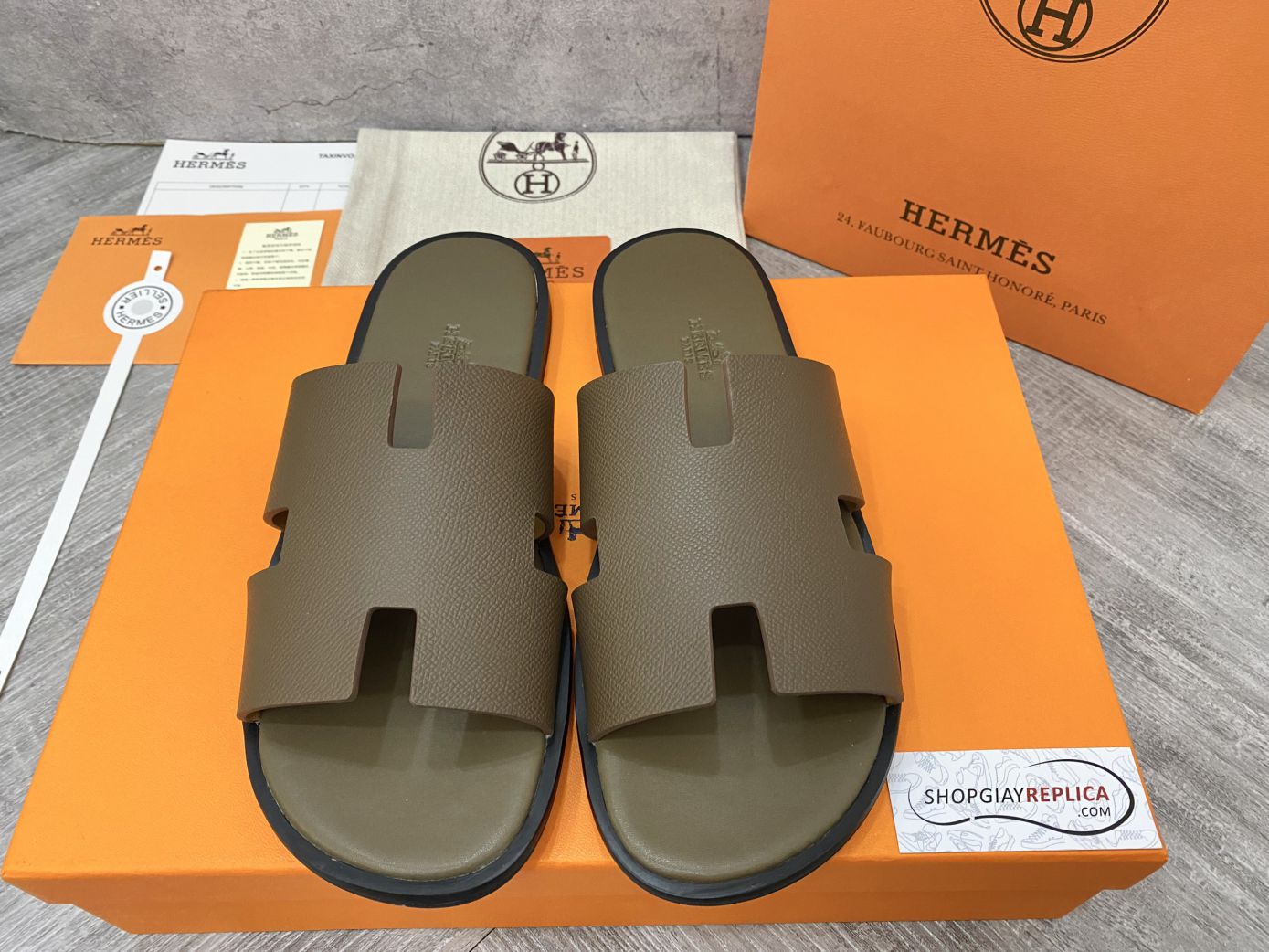Dép Hermes Nam Da Epsom (Sần) Màu Rêu Đế Viền Đen