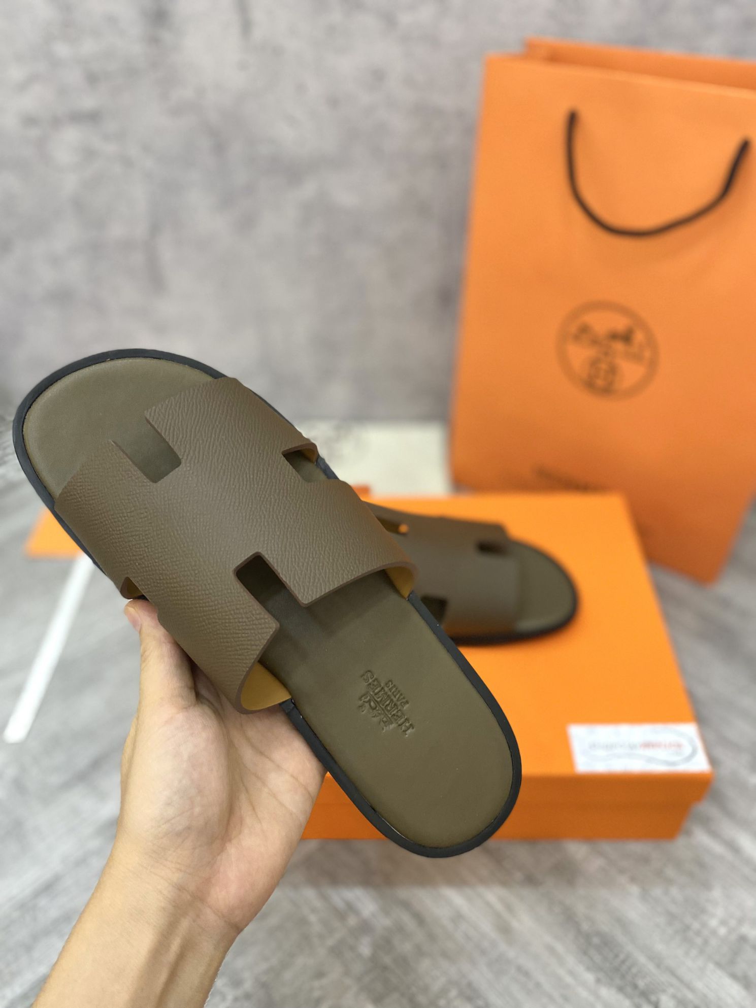Dép Hermes Nam Da Epsom (Sần) Màu Rêu Đế Viền Đen