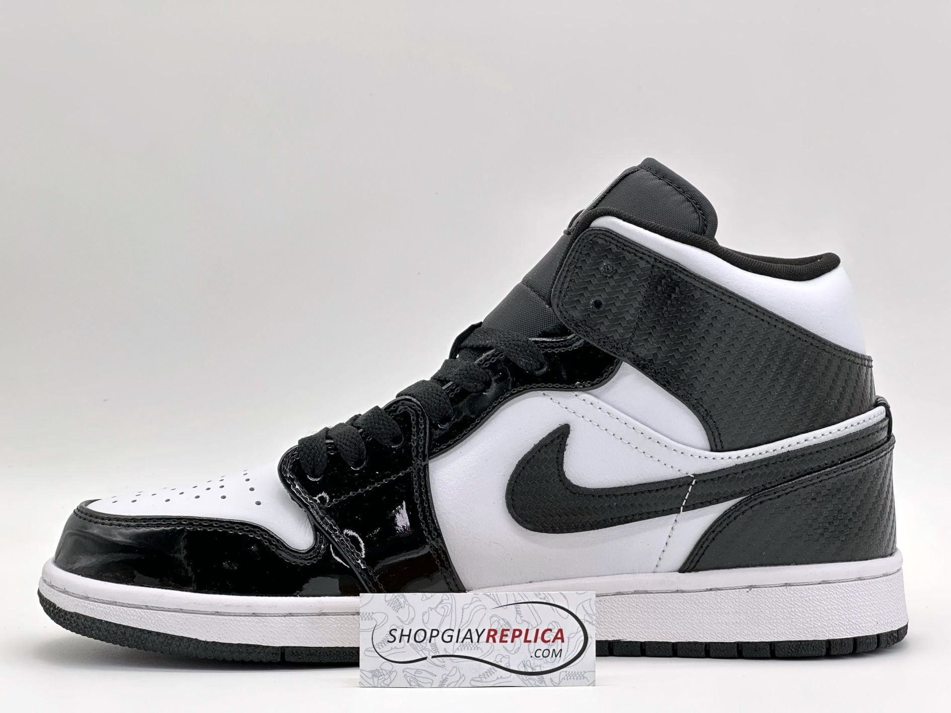 Giày Nike Air Jordan 1 Mid ‘Carbon Fiber’ Trắng Đen