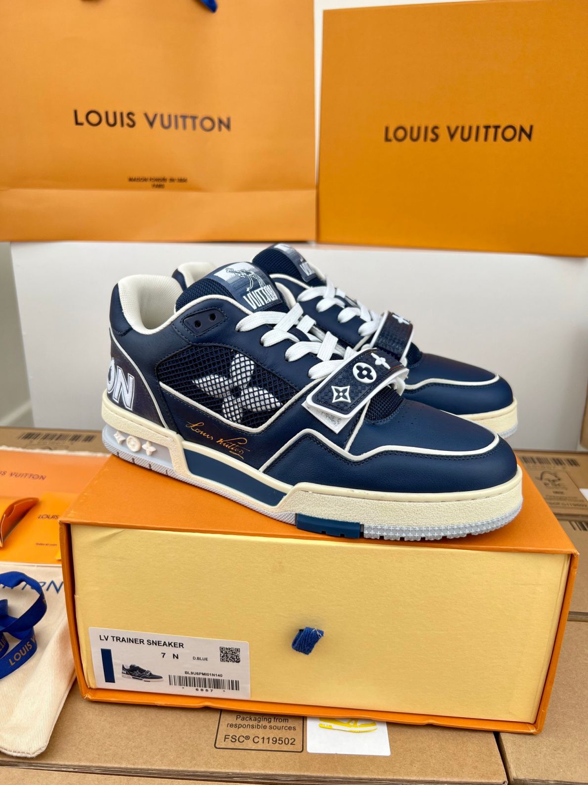 Giày Louis Vuitton Lv Trainer Monogram Navy quai Velcro Like Auth