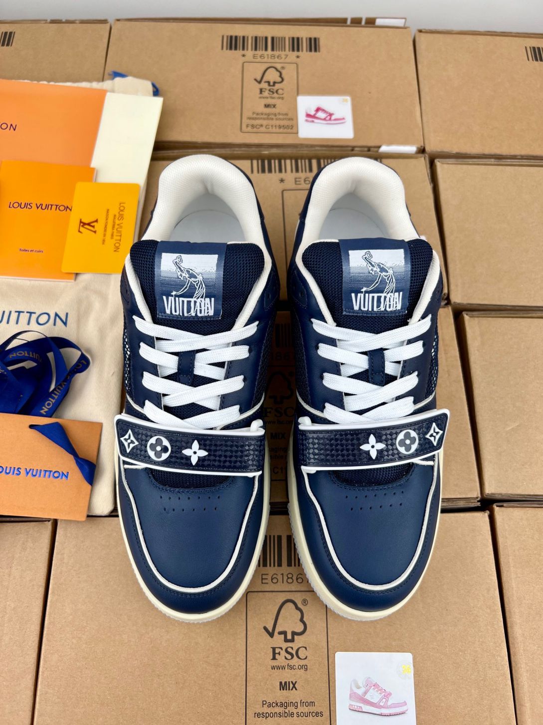 Giày Louis Vuitton Lv Trainer Monogram Navy quai Velcro Like Auth