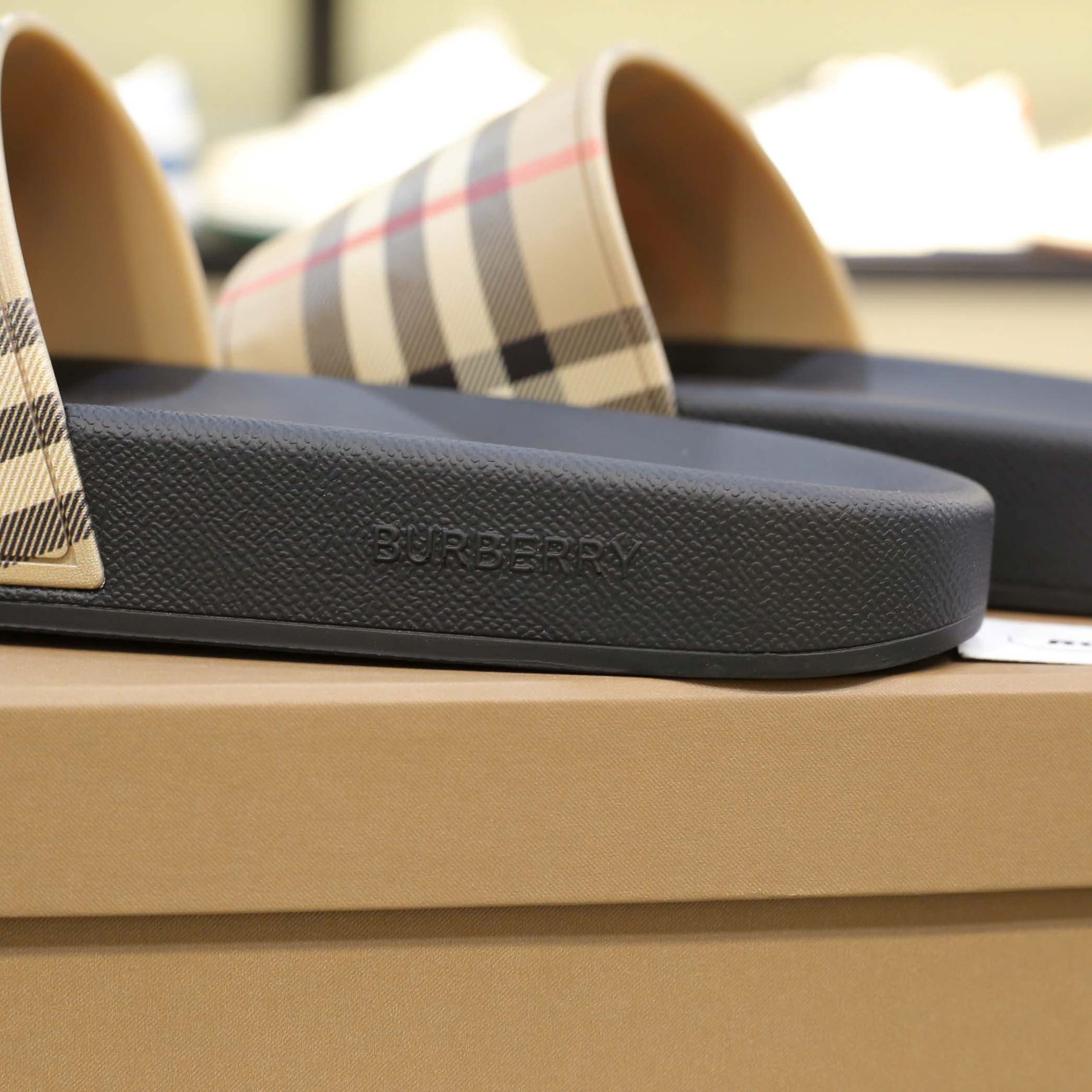 Dép Burberry Vintage Check Print Slides Archive Beige