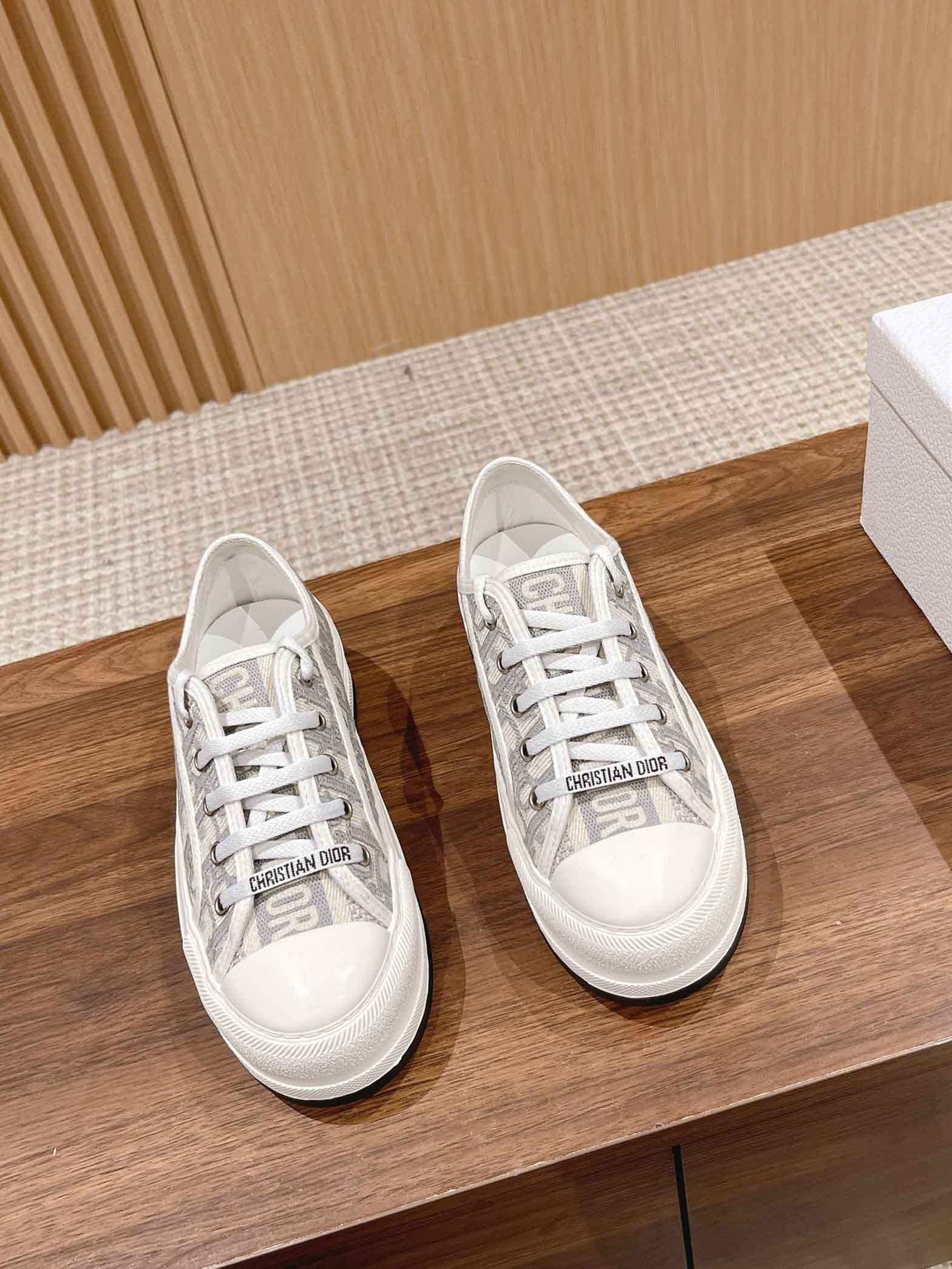 WALK’N’DIOR PLATFORM SNEAKER Gray Stone Dior Oblique Embroidered Cotton