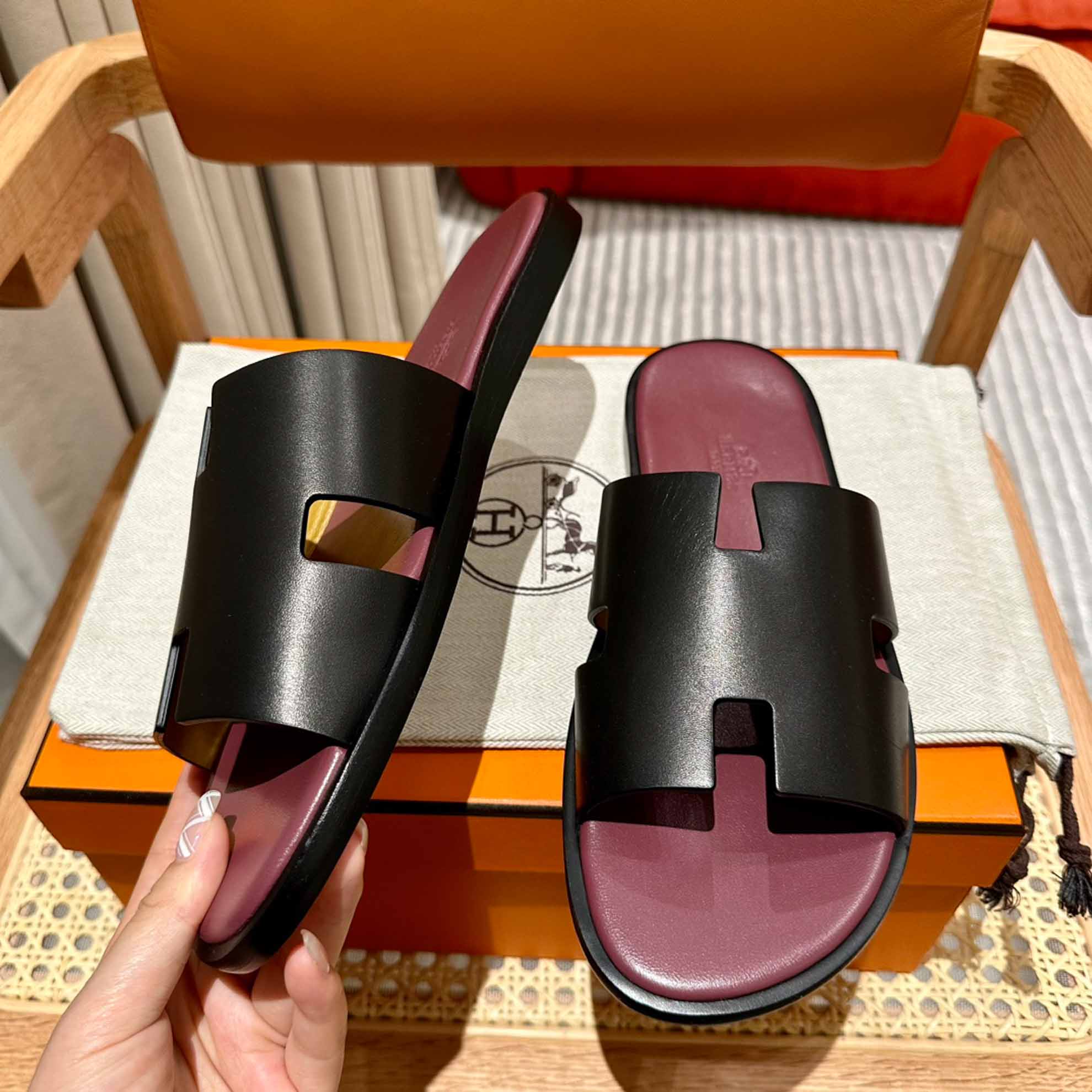 Dép Hermes Nam Da Trơn Đen lót Đỏ Mận Best Quality