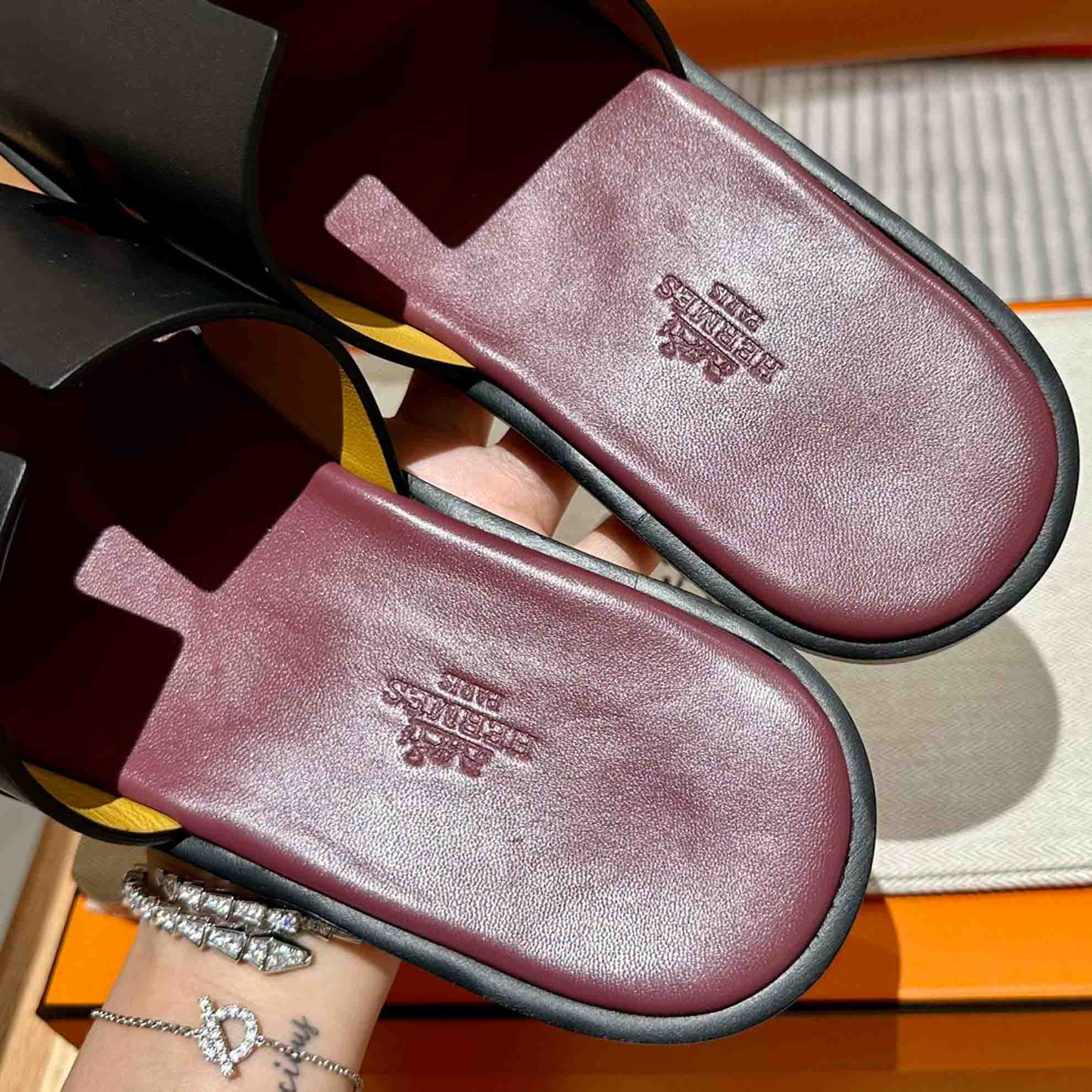 Dép Hermes Nam Da Trơn Đen lót Đỏ Mận Best Quality