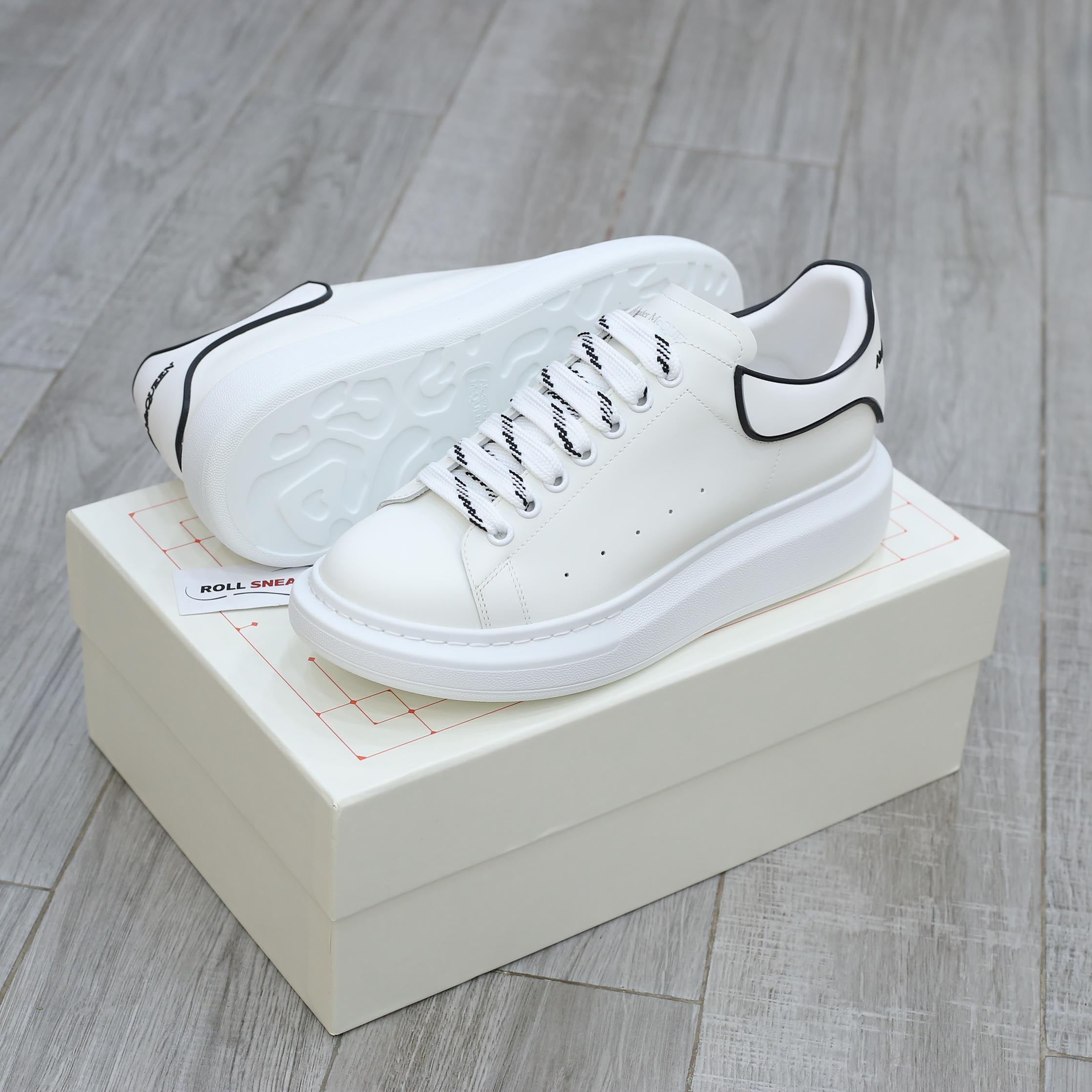 Giày Alexander Mcqueen Trắng Gót Chữ Đen Nổi