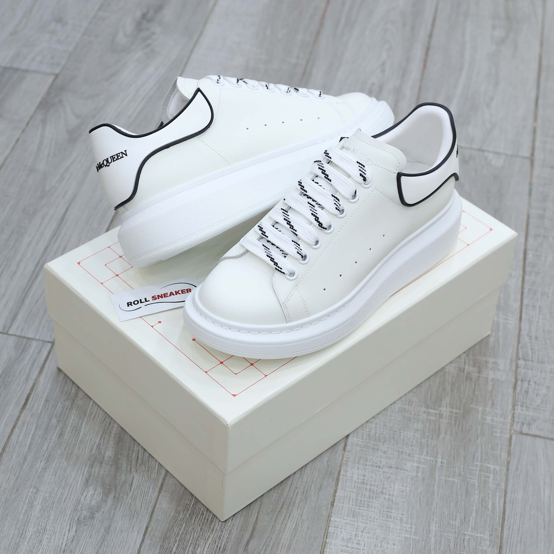 Giày Alexander Mcqueen Trắng Gót Chữ Đen Nổi