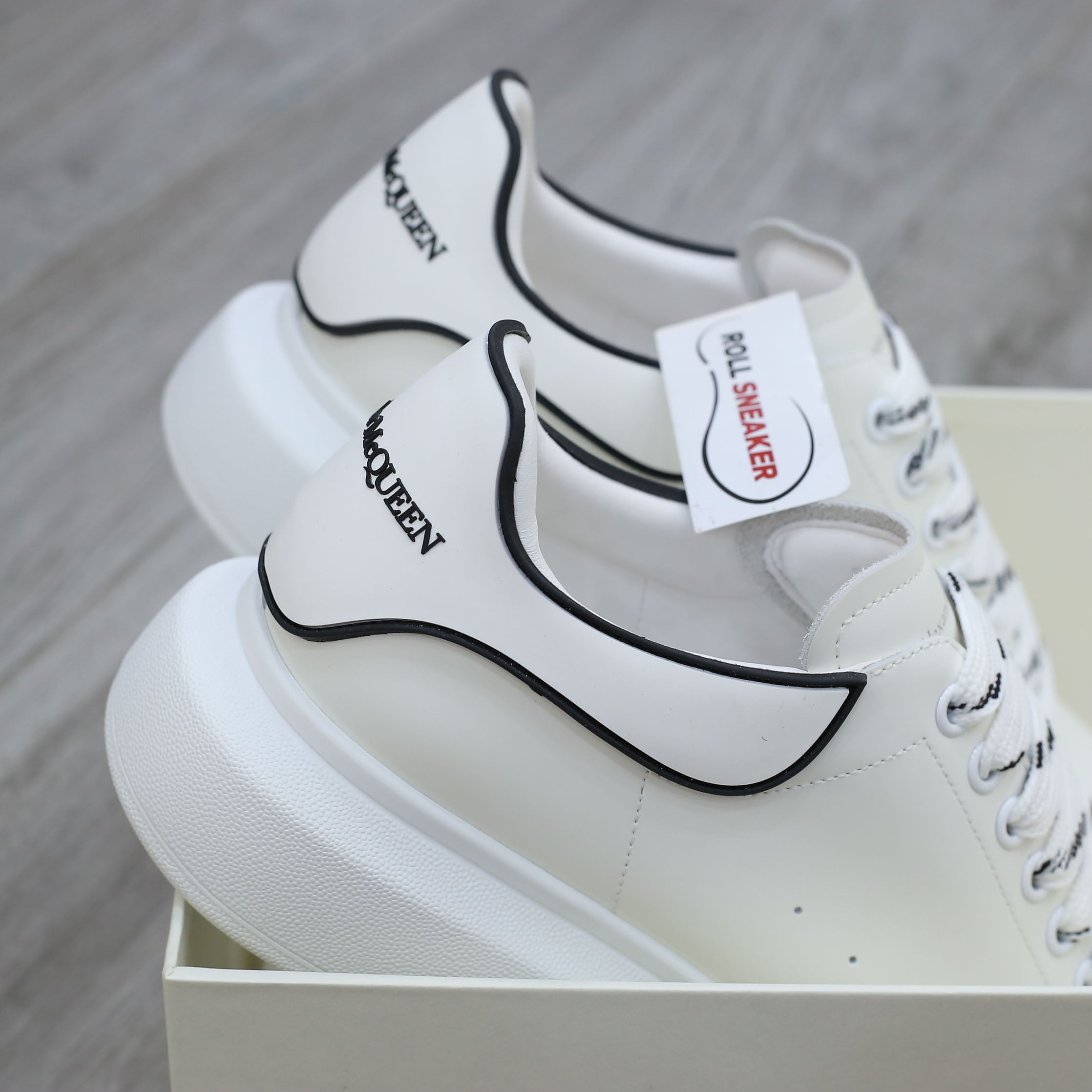 Giày Alexander Mcqueen Trắng Gót Chữ Đen Nổi