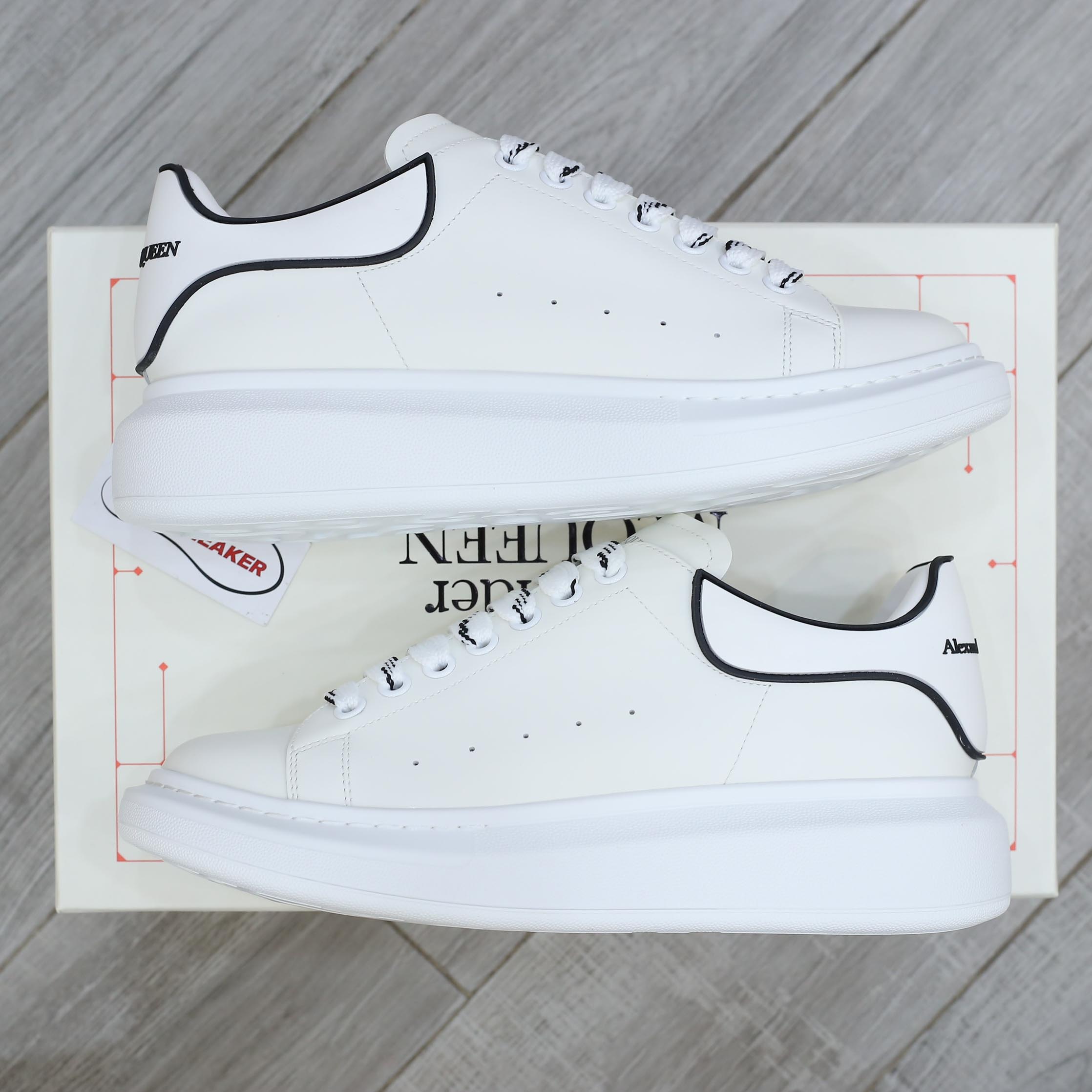 Giày Alexander Mcqueen Trắng Gót Chữ Đen Nổi