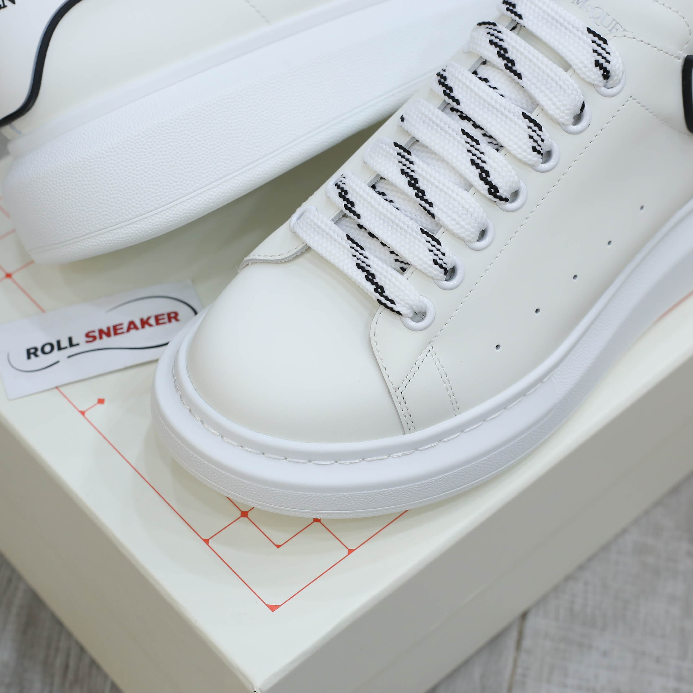 Giày Alexander Mcqueen Trắng Gót Chữ Đen Nổi