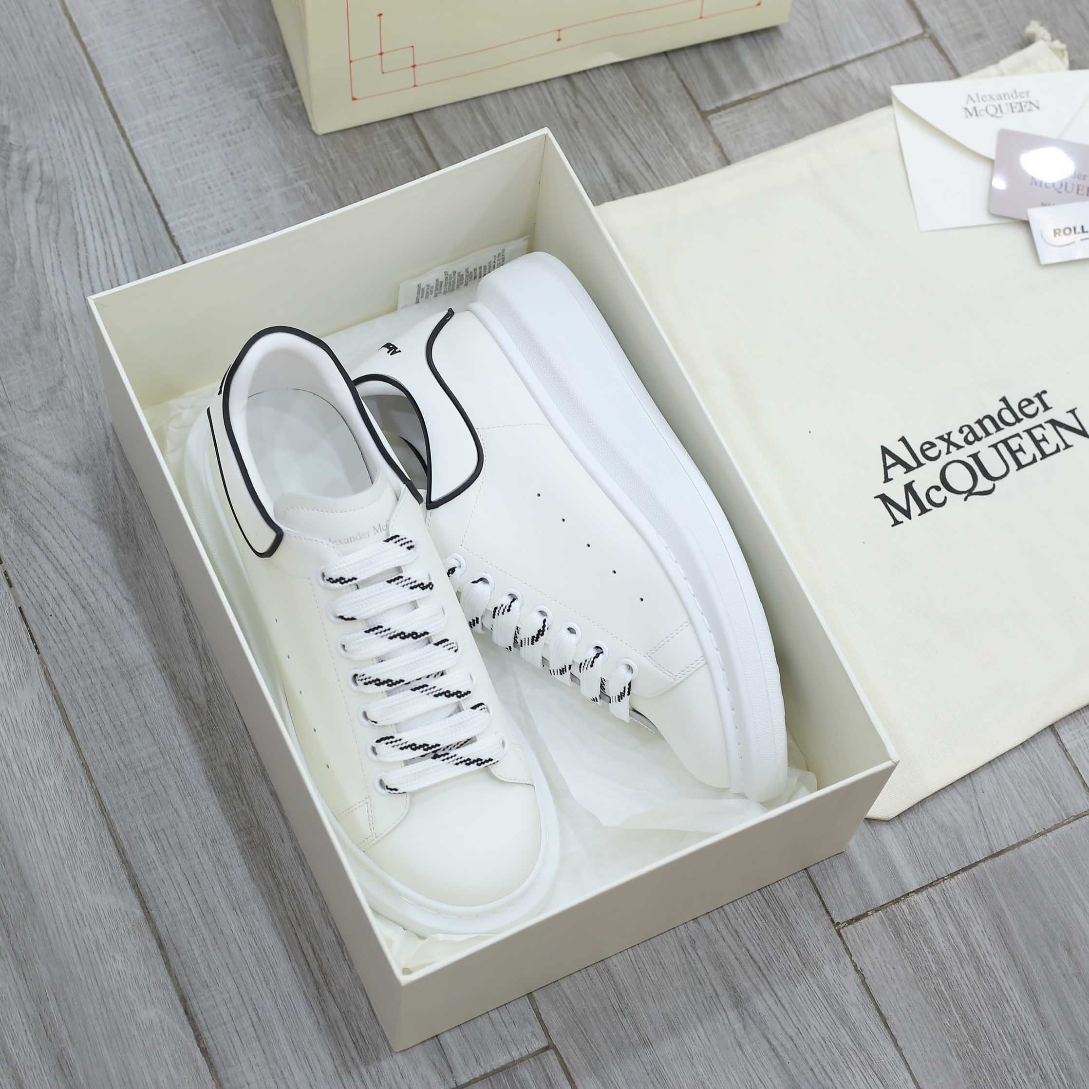 Giày Alexander Mcqueen Trắng Gót Chữ Đen Nổi