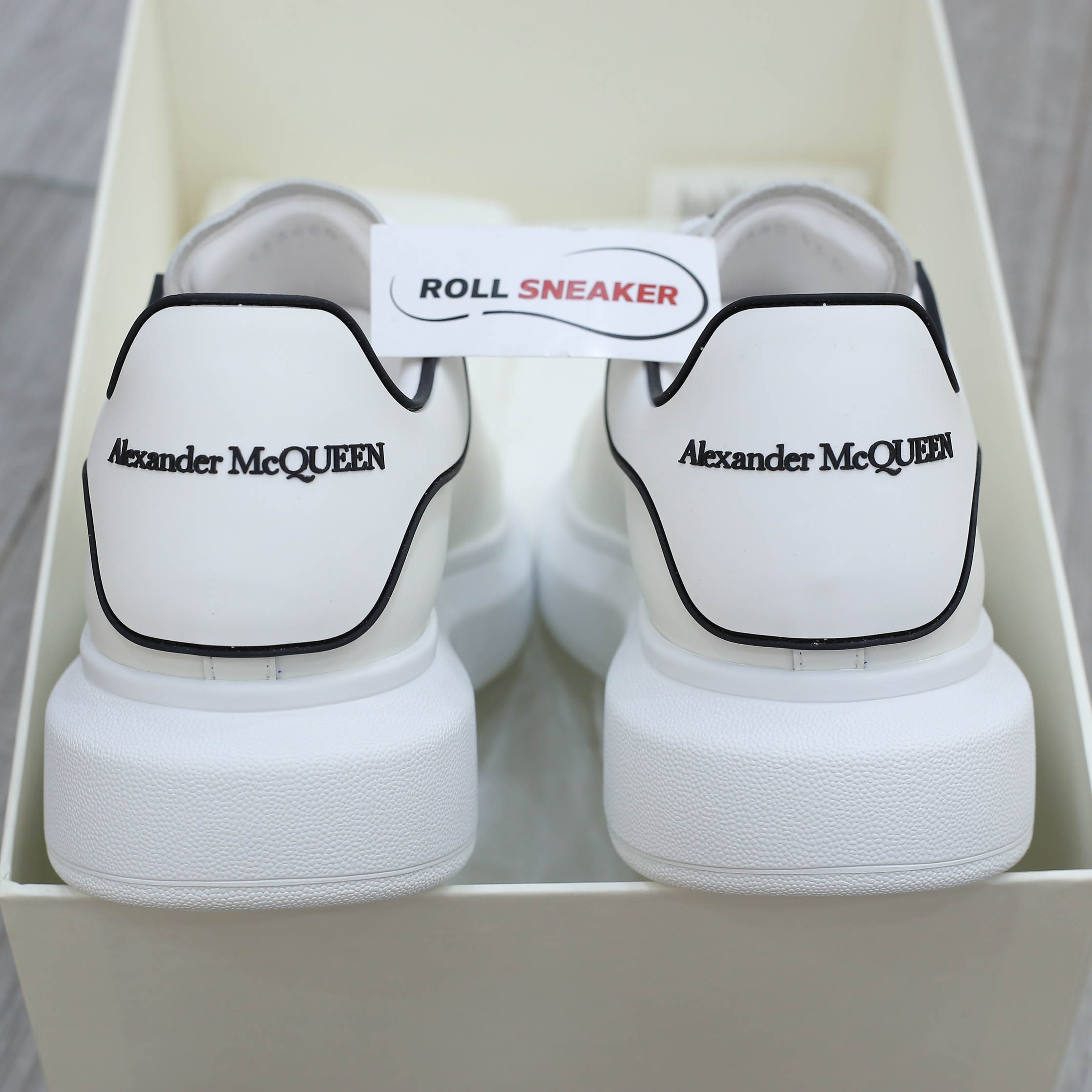 Giày Alexander Mcqueen Trắng gót chữ đen nổi Like Auth