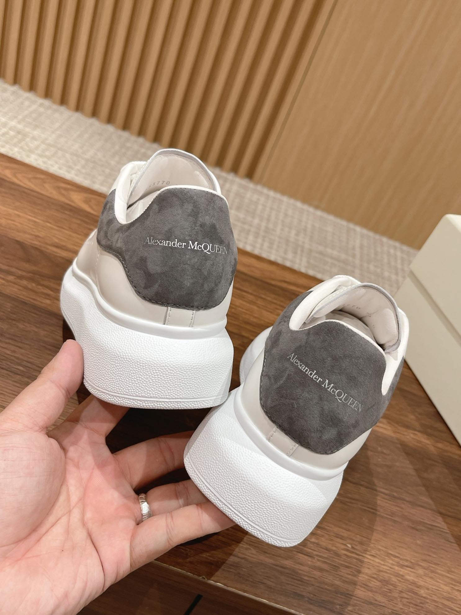 Giày Alexander Mcqueen Trắng Gót Da Lộn Xám Lông Chuột