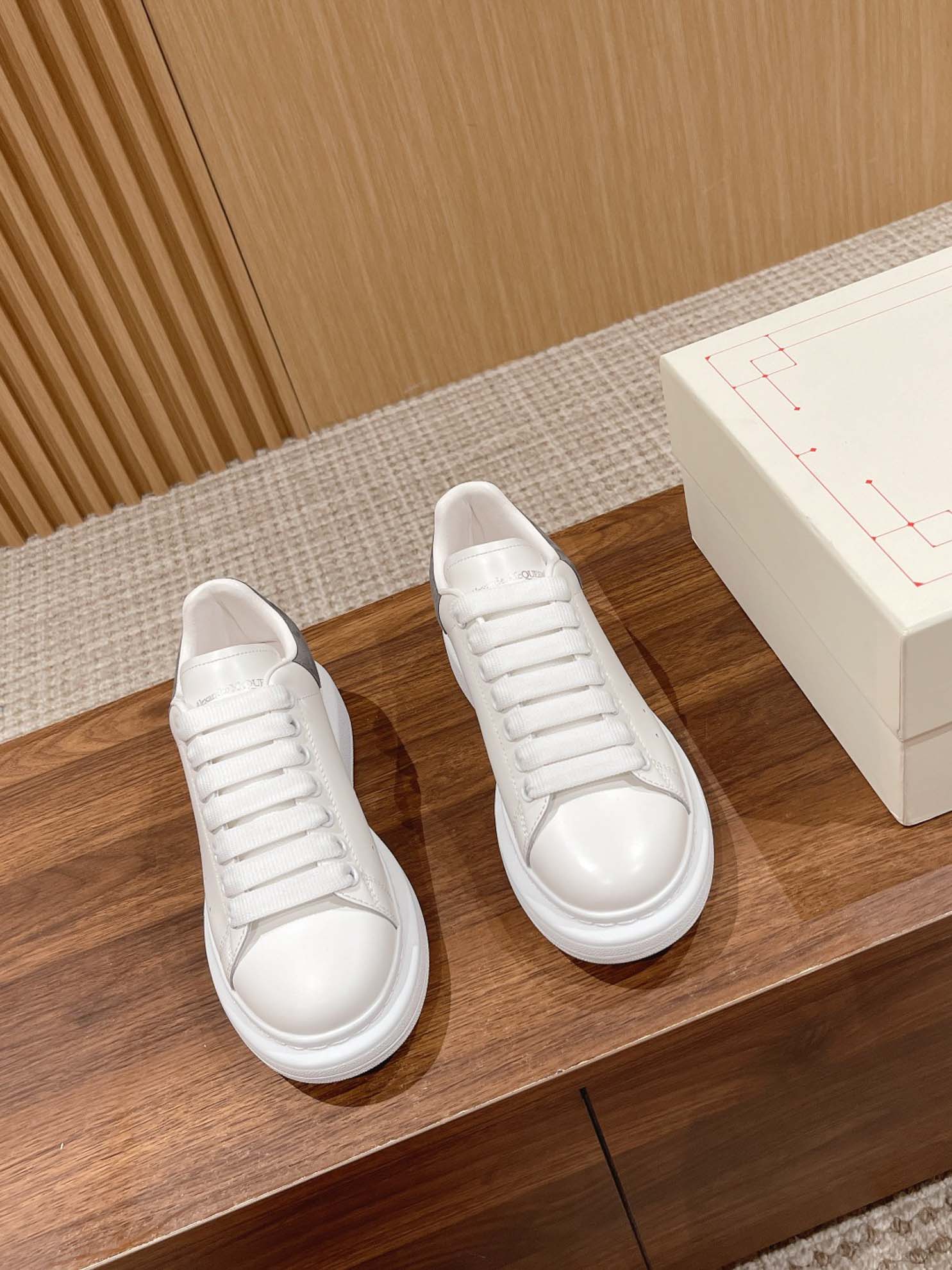 Giày Alexander Mcqueen Trắng Gót Da Lộn Xám Lông Chuột
