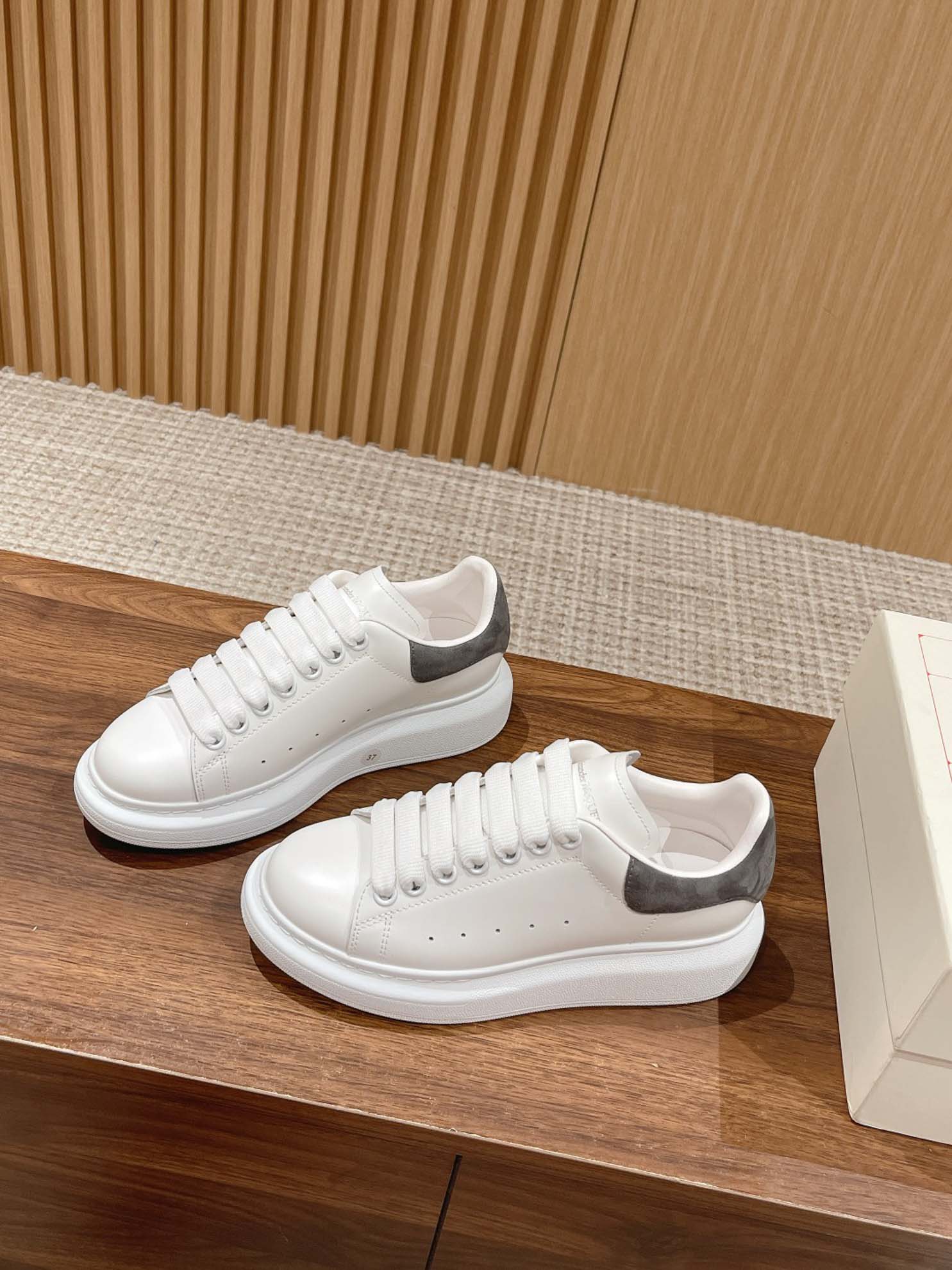 Giày Alexander Mcqueen Trắng Gót Da Lộn Xám Lông Chuột