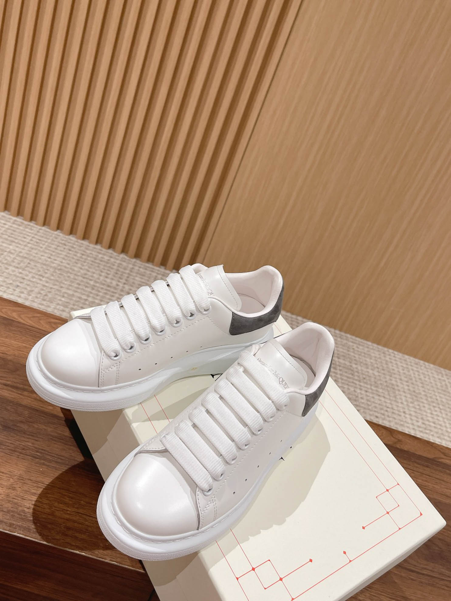Giày Alexander Mcqueen Trắng Gót Da Lộn Xám Lông Chuột