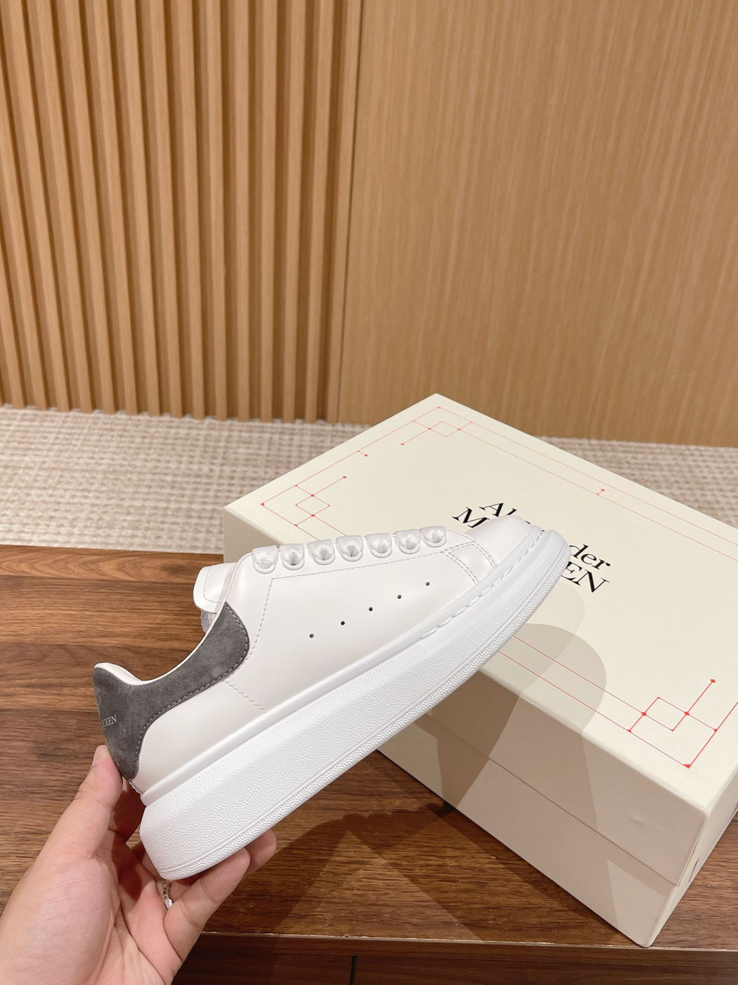 Giày Alexander Mcqueen Trắng Gót Da Lộn Xám Lông Chuột