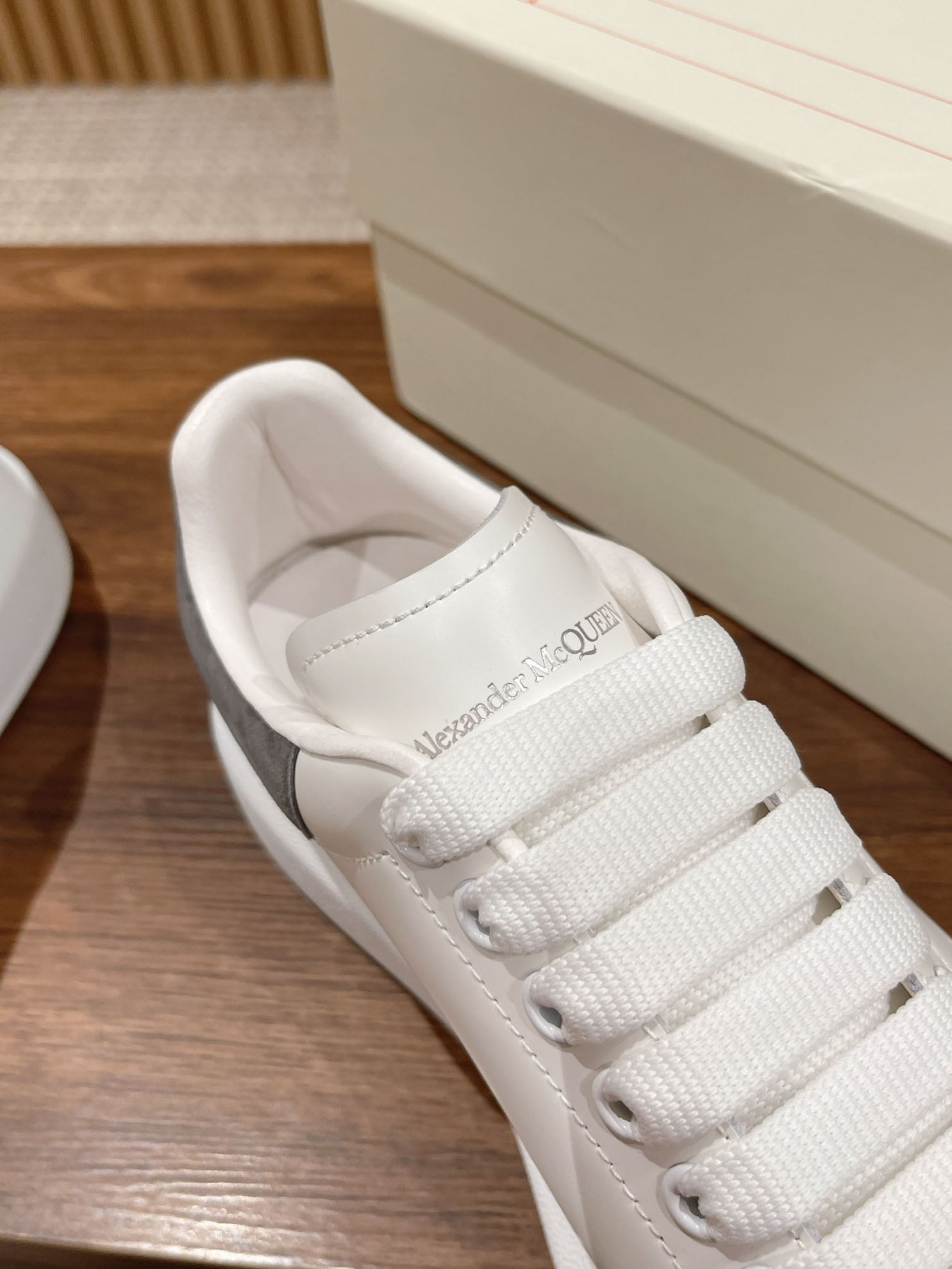 Giày Alexander Mcqueen Trắng Gót Da Lộn Xám Lông Chuột