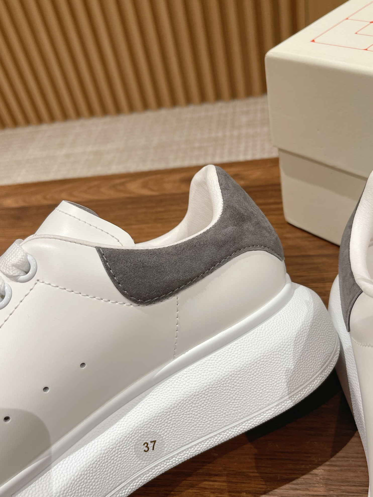 Giày Alexander Mcqueen Trắng Gót Da Lộn Xám Lông Chuột