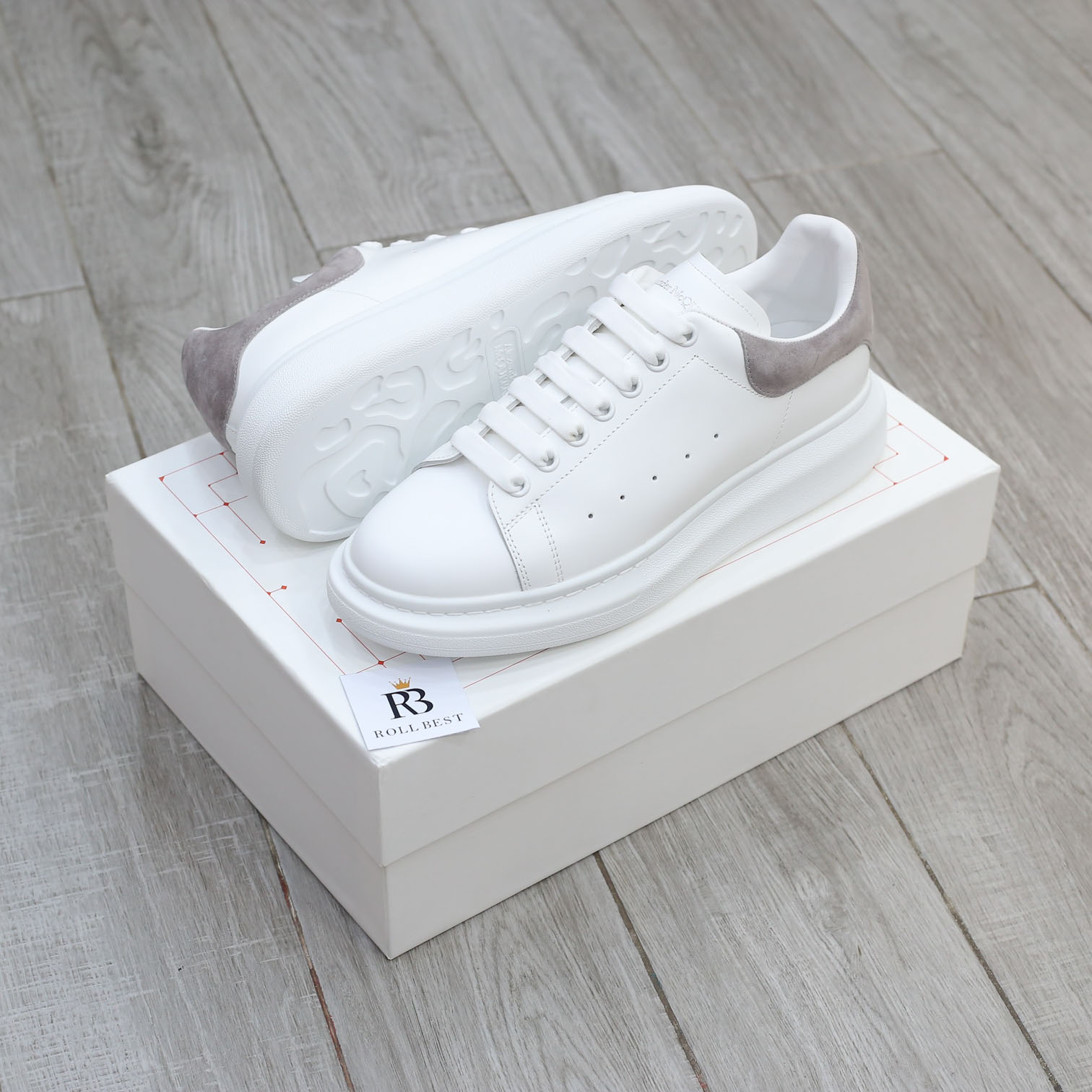 Giày Alexander Mcqueen Trắng Gót Da Lộn Xám Nhạt