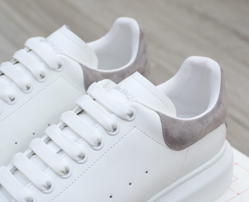 Giày Alexander Mcqueen Trắng Gót Da Lộn Xám Nhạt