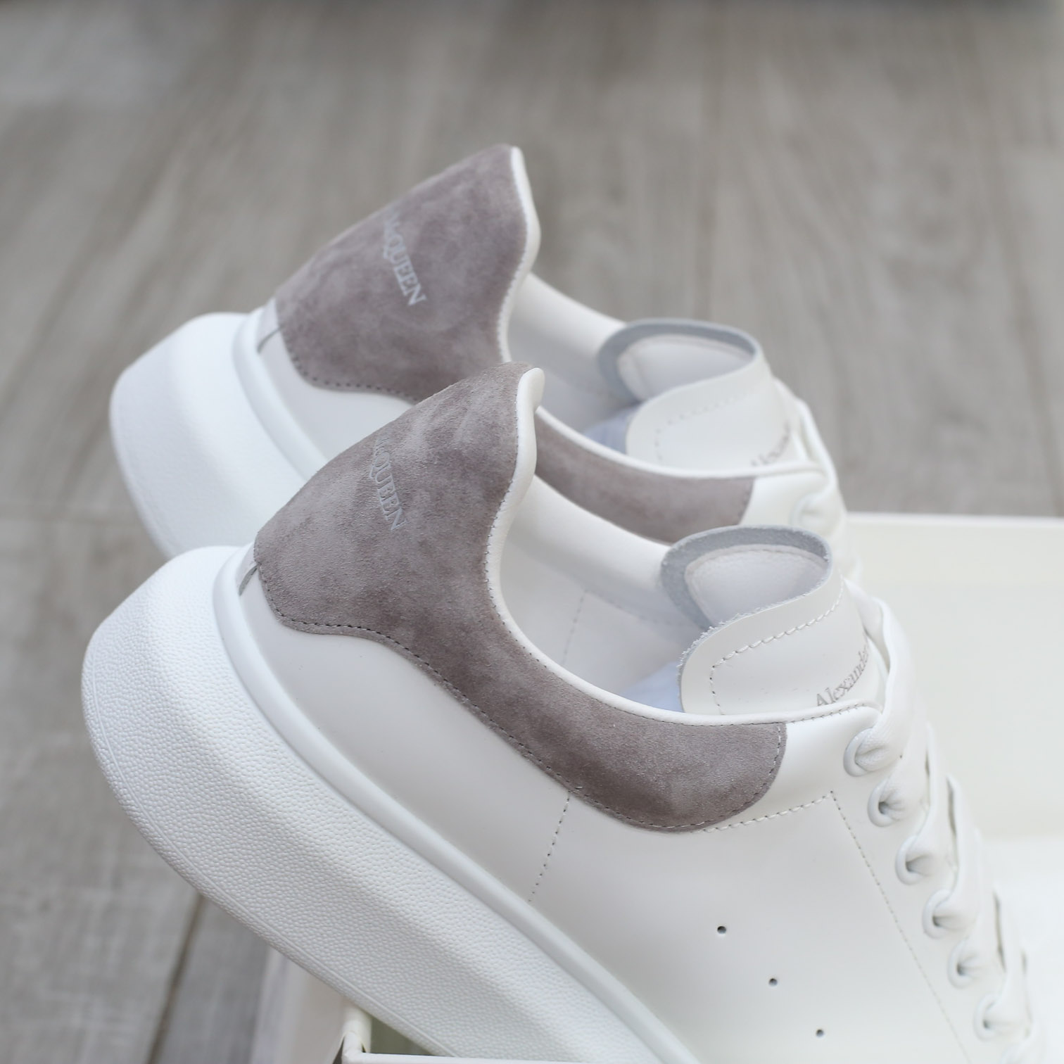 Giày Alexander Mcqueen Trắng Gót Da Lộn Xám Nhạt
