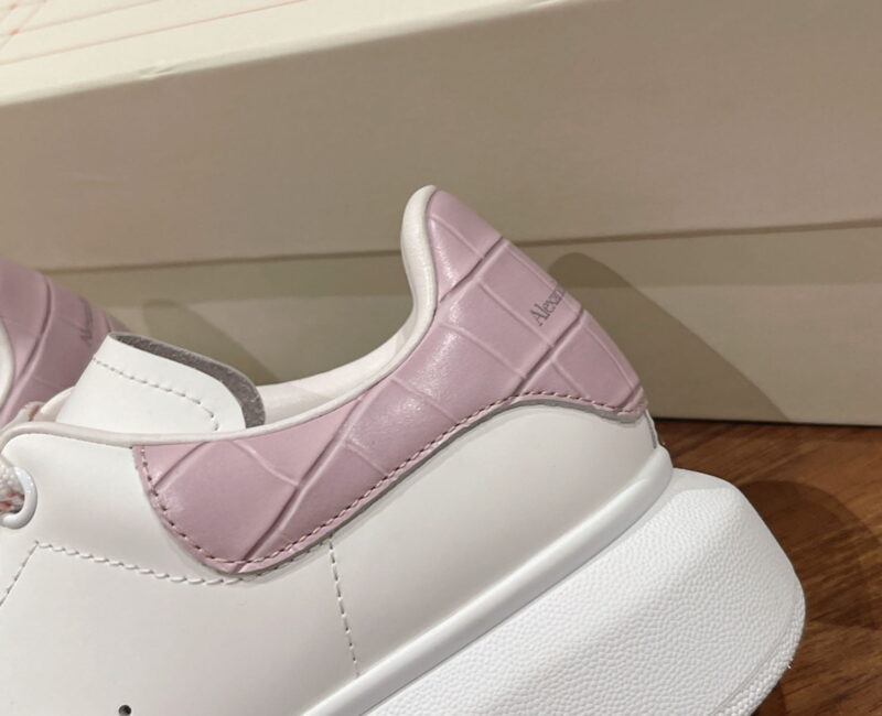 Giày Alexander Mcqueen Trắng Gót Hồng Vân Cá Sấu Like Auth