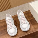 Giày Alexander Mcqueen Trắng Gót Hồng Vân Cá Sấu Like Auth