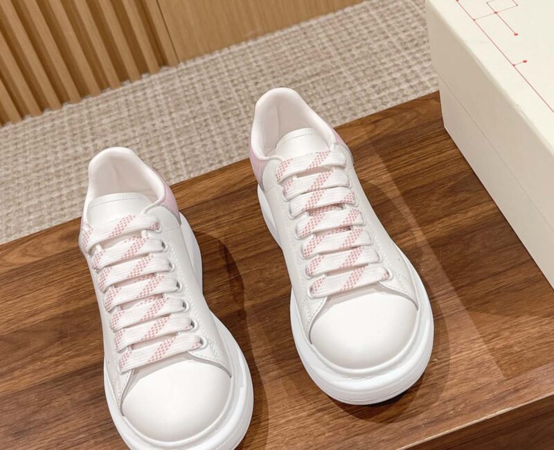 Giày Alexander Mcqueen Trắng Gót Hồng Vân Cá Sấu Like Auth