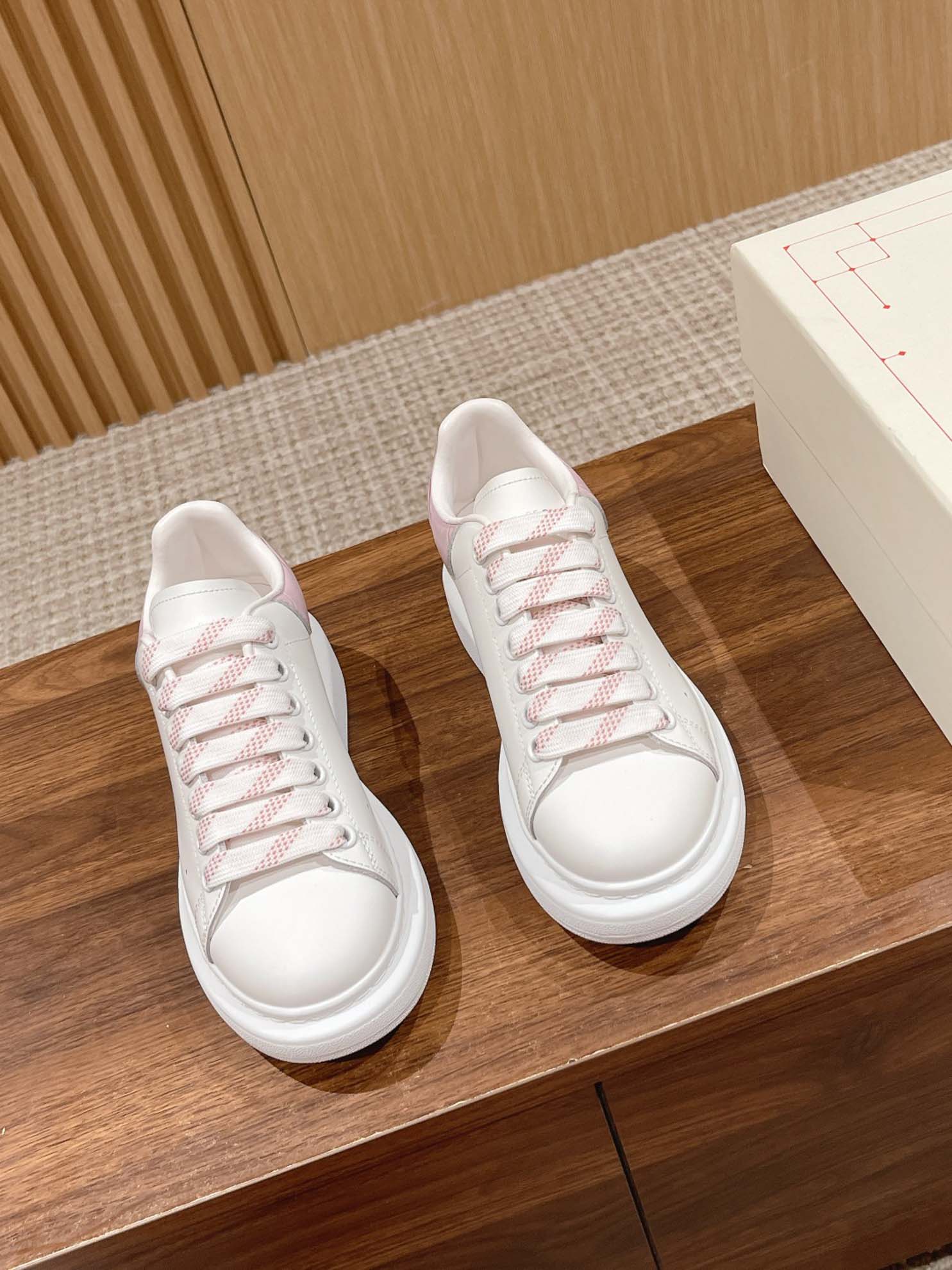 Giày Alexander Mcqueen Trắng Gót Hồng Vân Cá Sấu Like Auth