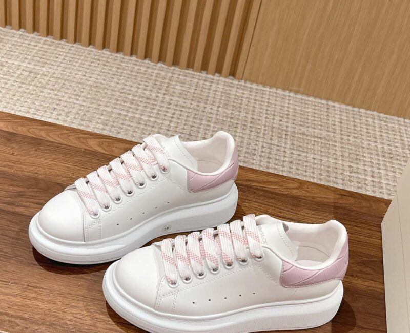 Giày Alexander Mcqueen Trắng Gót Hồng Vân Cá Sấu Like Auth