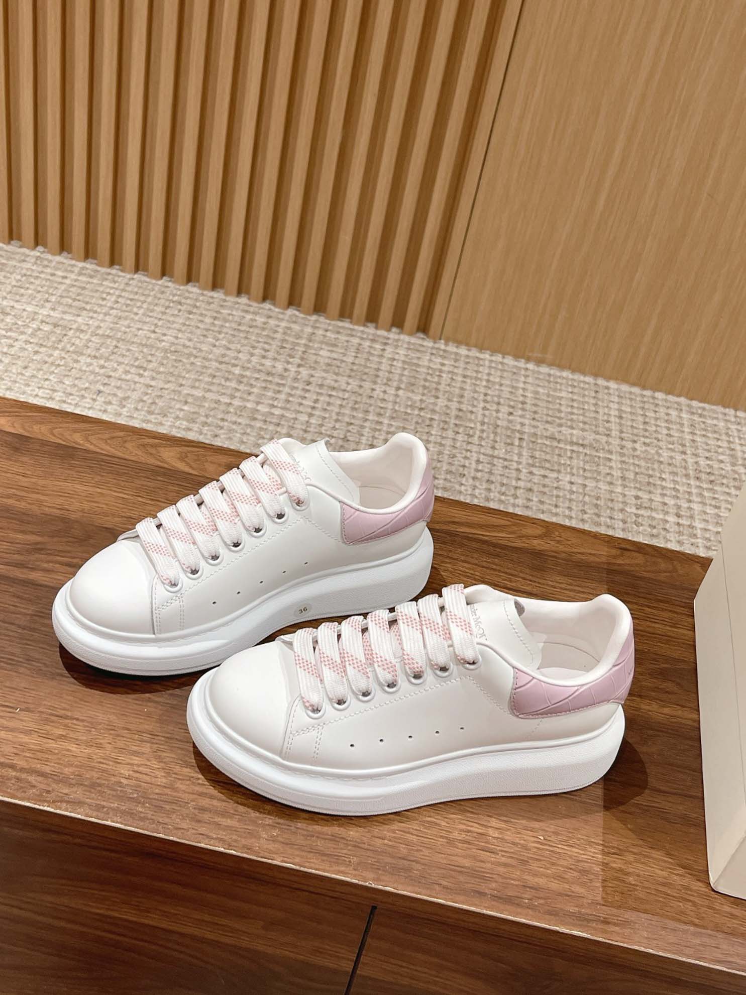 Giày Alexander Mcqueen Trắng Gót Hồng Vân Cá Sấu Like Auth