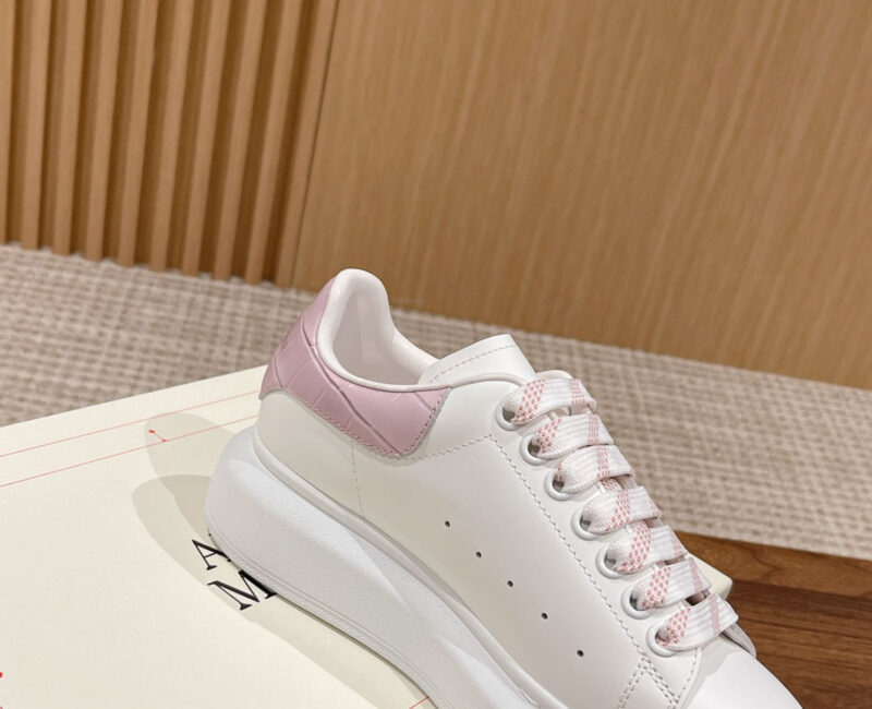 Giày Alexander Mcqueen Trắng Gót Hồng Vân Cá Sấu Like Auth