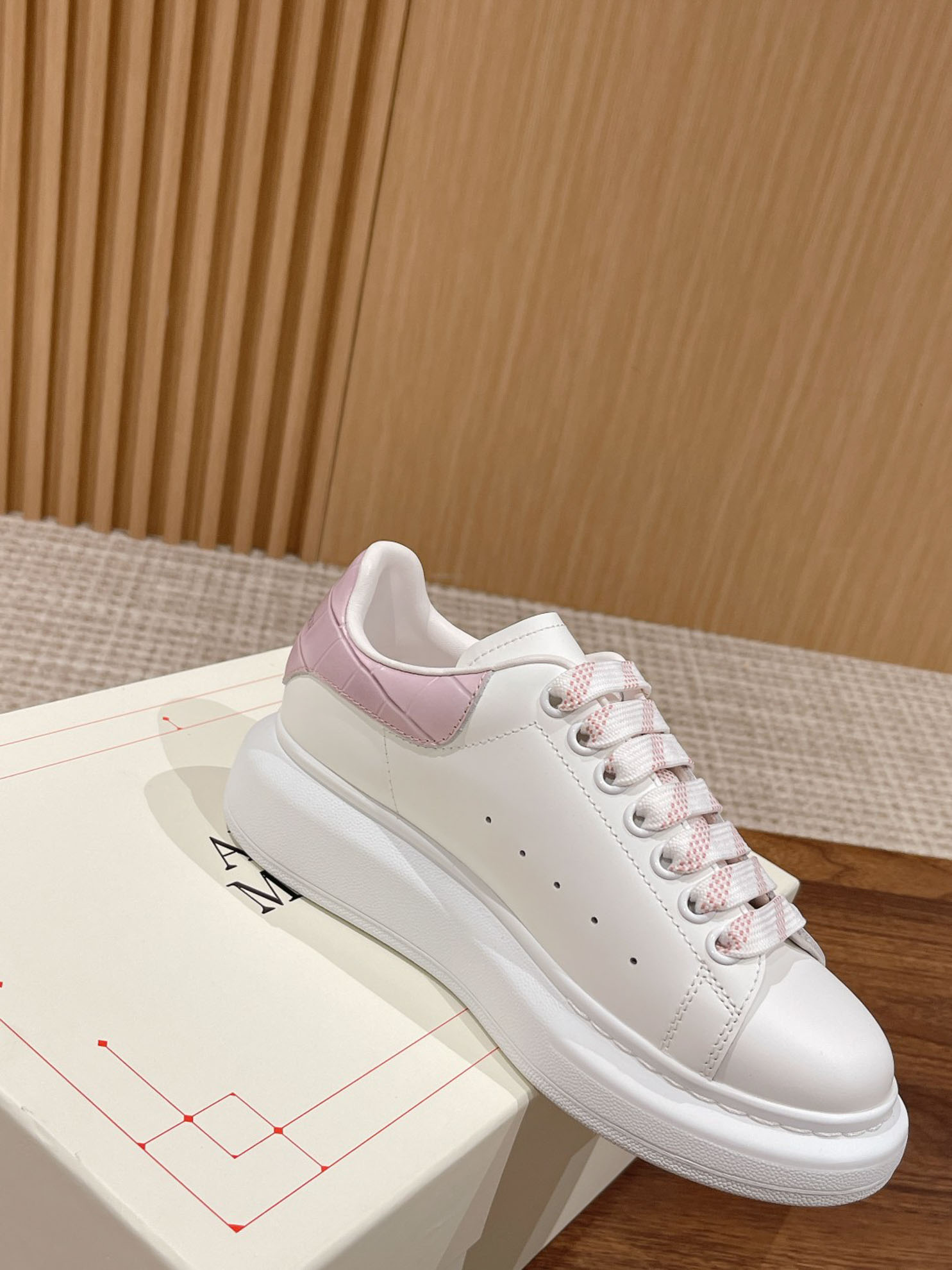 Giày Alexander Mcqueen Trắng Gót Hồng Vân Cá Sấu Like Auth