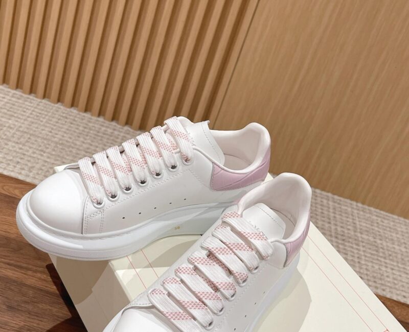 Giày Alexander Mcqueen Trắng Gót Hồng Vân Cá Sấu Like Auth