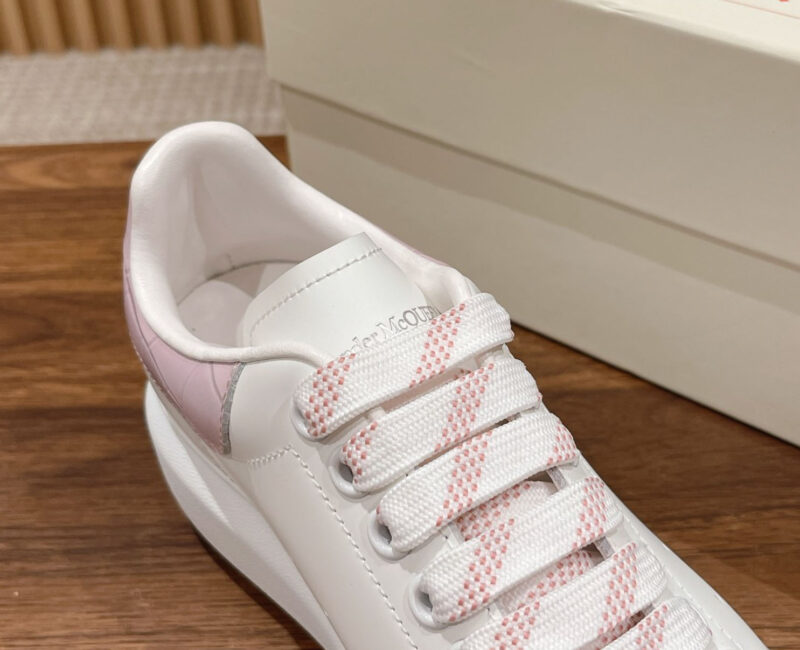 Giày Alexander Mcqueen Trắng Gót Hồng Vân Cá Sấu Like Auth