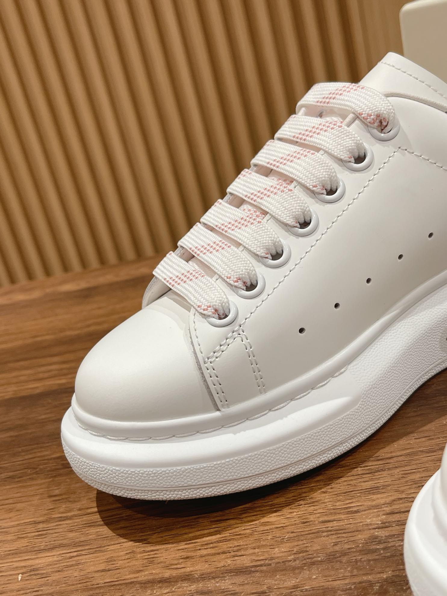 Giày Alexander Mcqueen Trắng Gót Hồng Vân Cá Sấu Like Auth