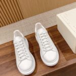 Giày Alexander Mcqueen Trắng Gót Be Vân Cá Sấu Like Auth