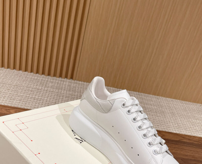Giày Alexander Mcqueen Trắng Gót Be Vân Cá Sấu Like Auth