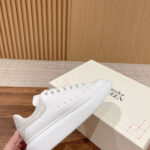 Giày Alexander Mcqueen Trắng Gót Be Vân Cá Sấu Like Auth