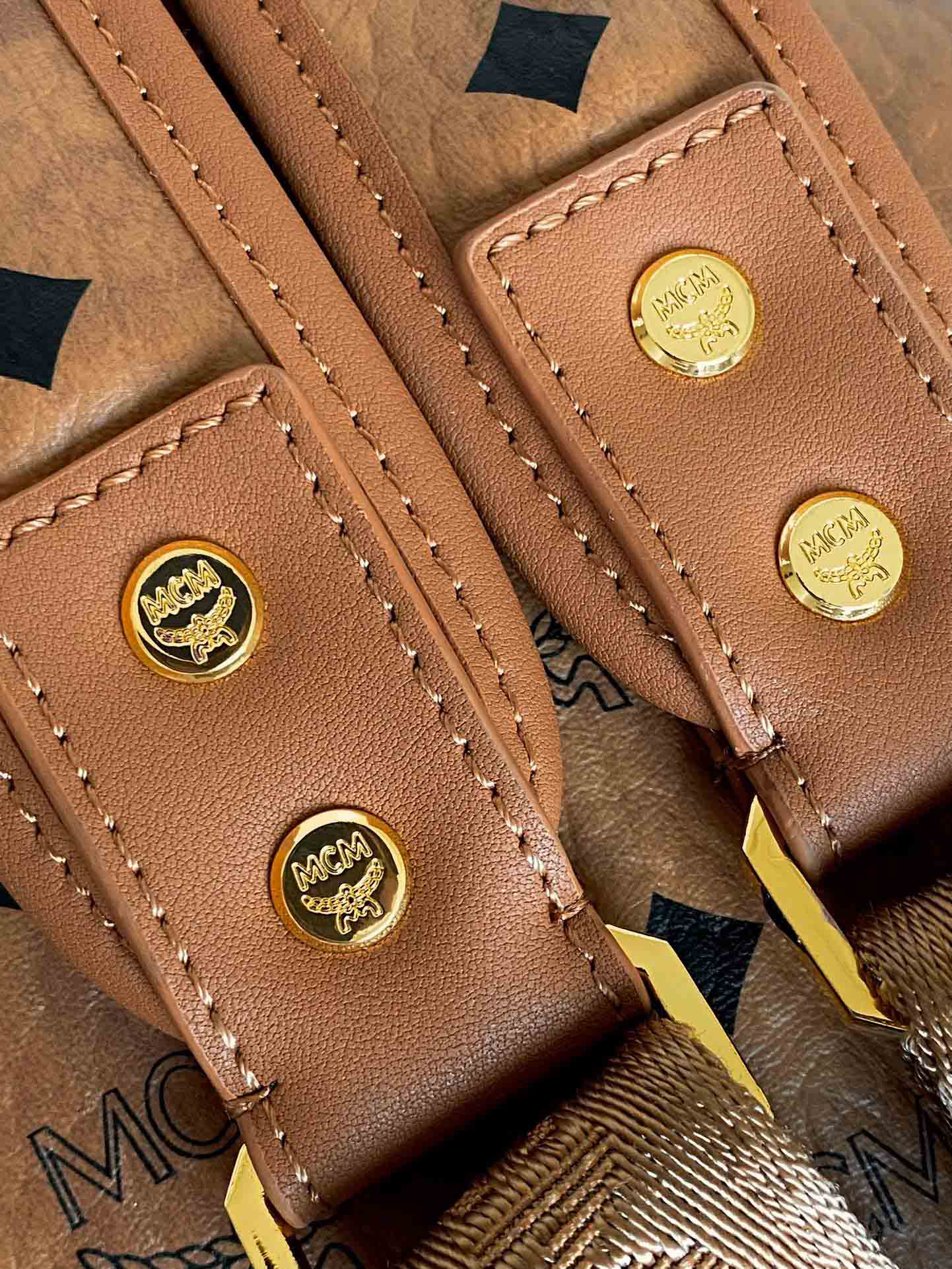 Balo MCM Stark Side Studs Visetos màu Cognac Small
