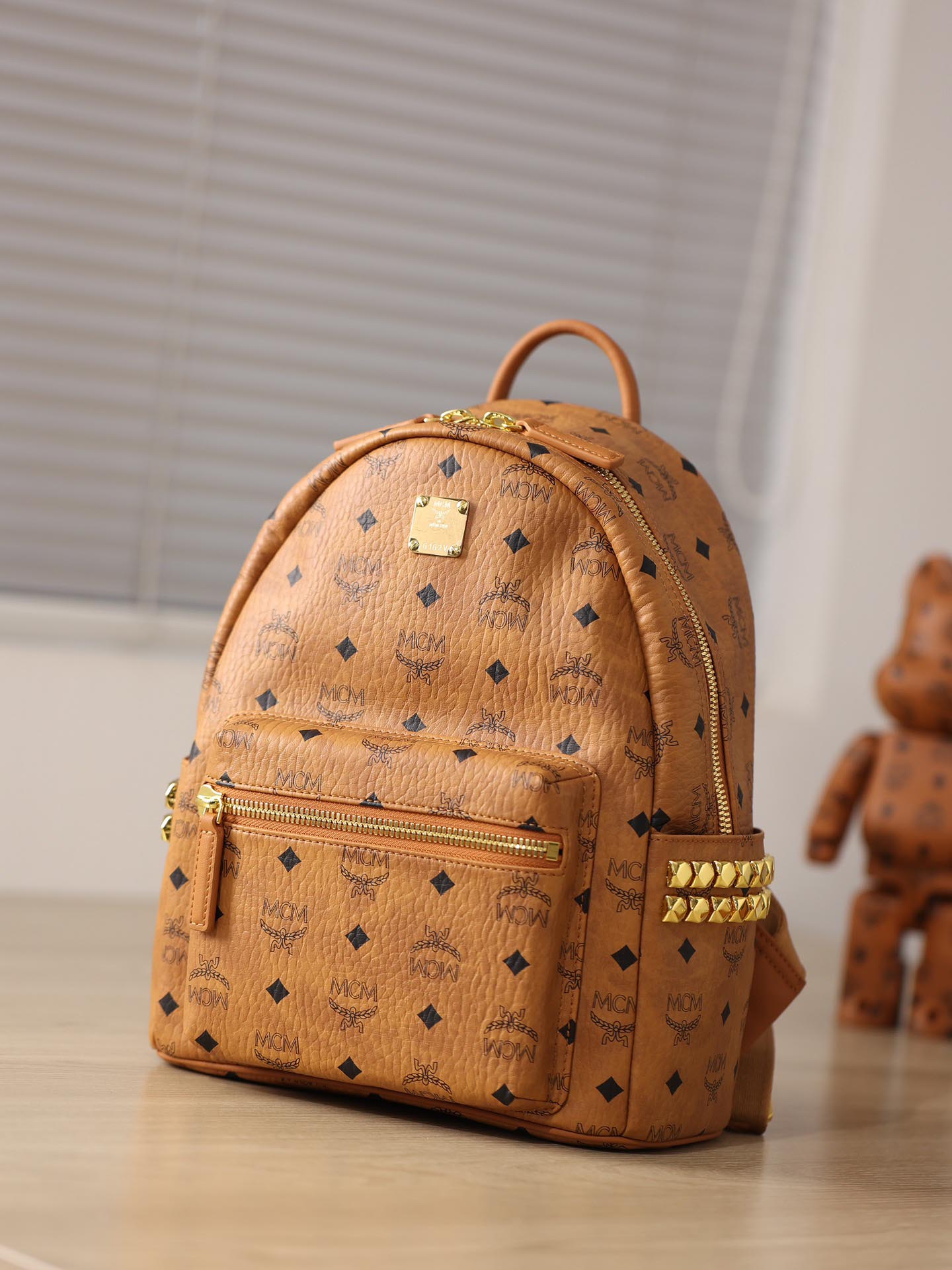 Balo MCM Stark Side Studs Visetos màu Cognac Medium Best Quality