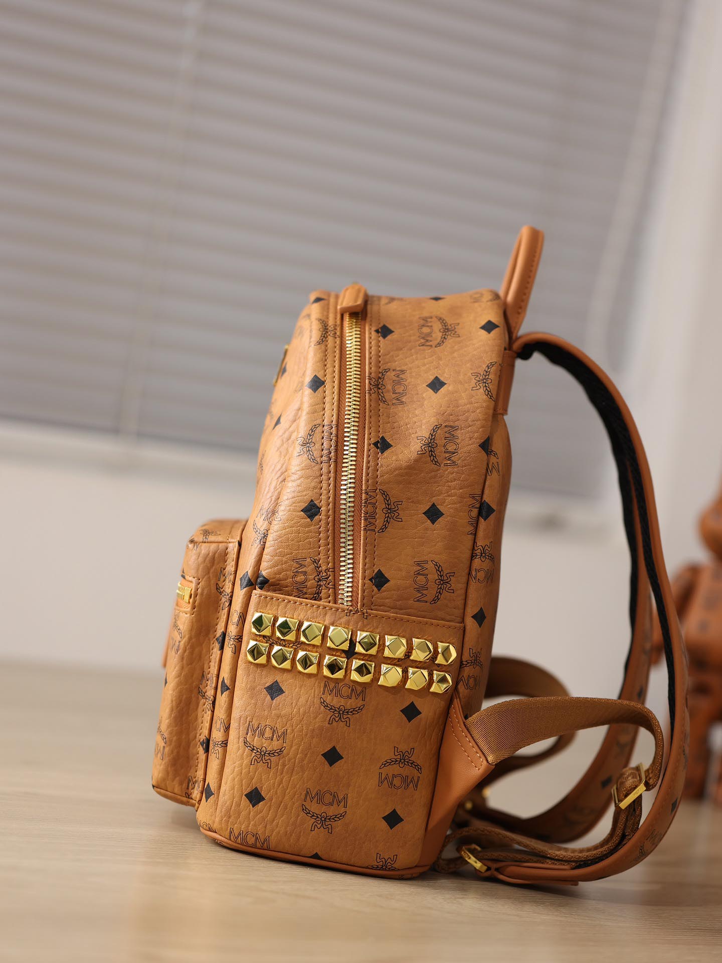 Balo MCM Stark Side Studs Visetos màu Cognac Medium Best Quality