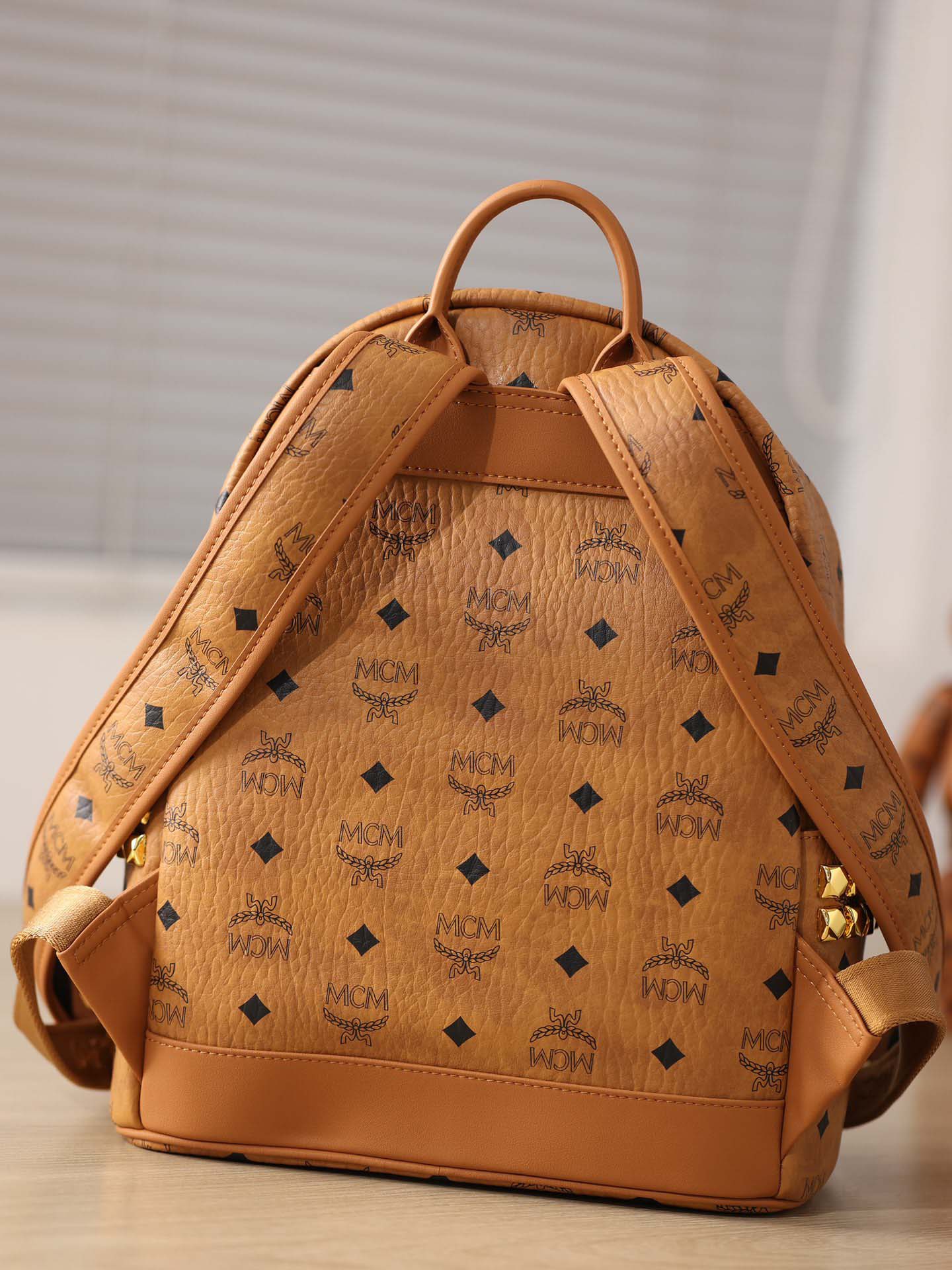Balo MCM Stark Side Studs Visetos màu Cognac Medium Best Quality