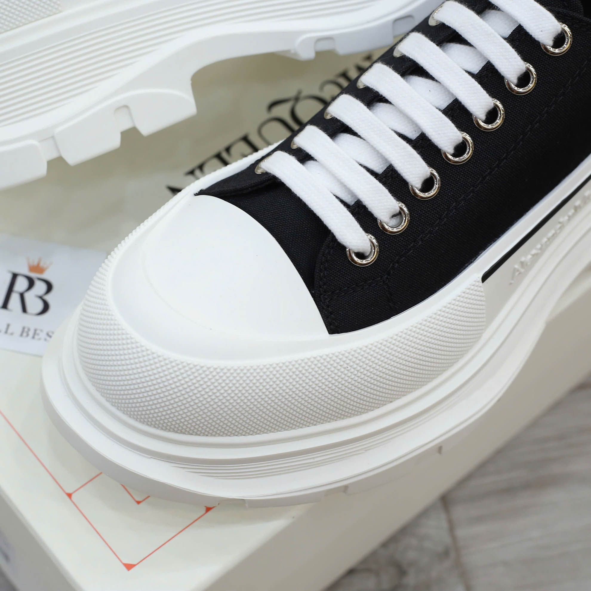 Giày Alexander McQueen Tread Slick Low Top Black/White Canvas Best Quality