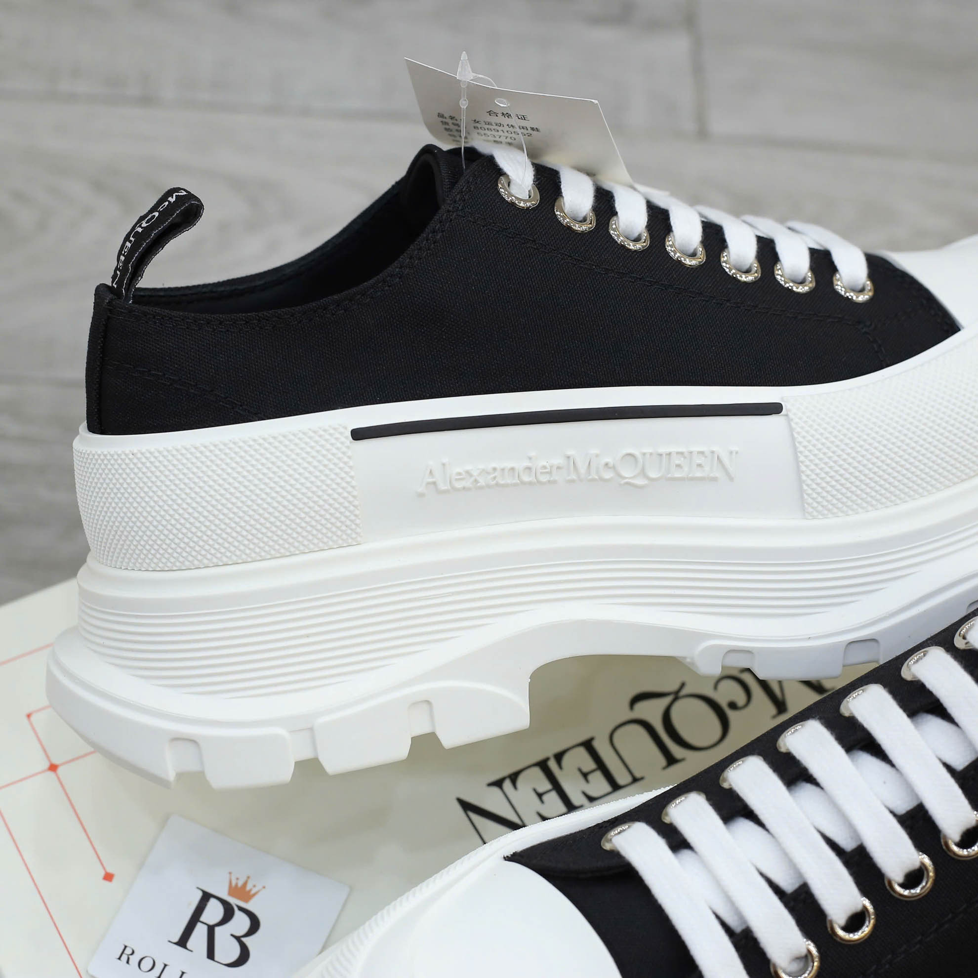 Giày Alexander McQueen Tread Slick Low Top Black/White Canvas Best Quality